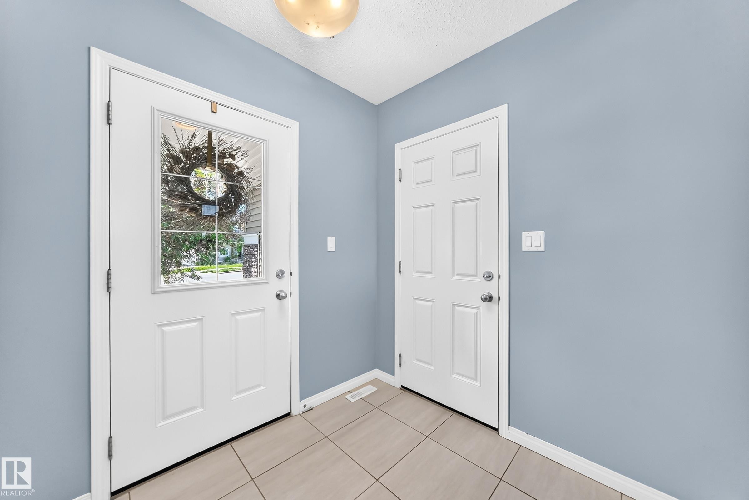 2305 68 Street Sw, Edmonton, AB - Indoor Photo Showing Other Room