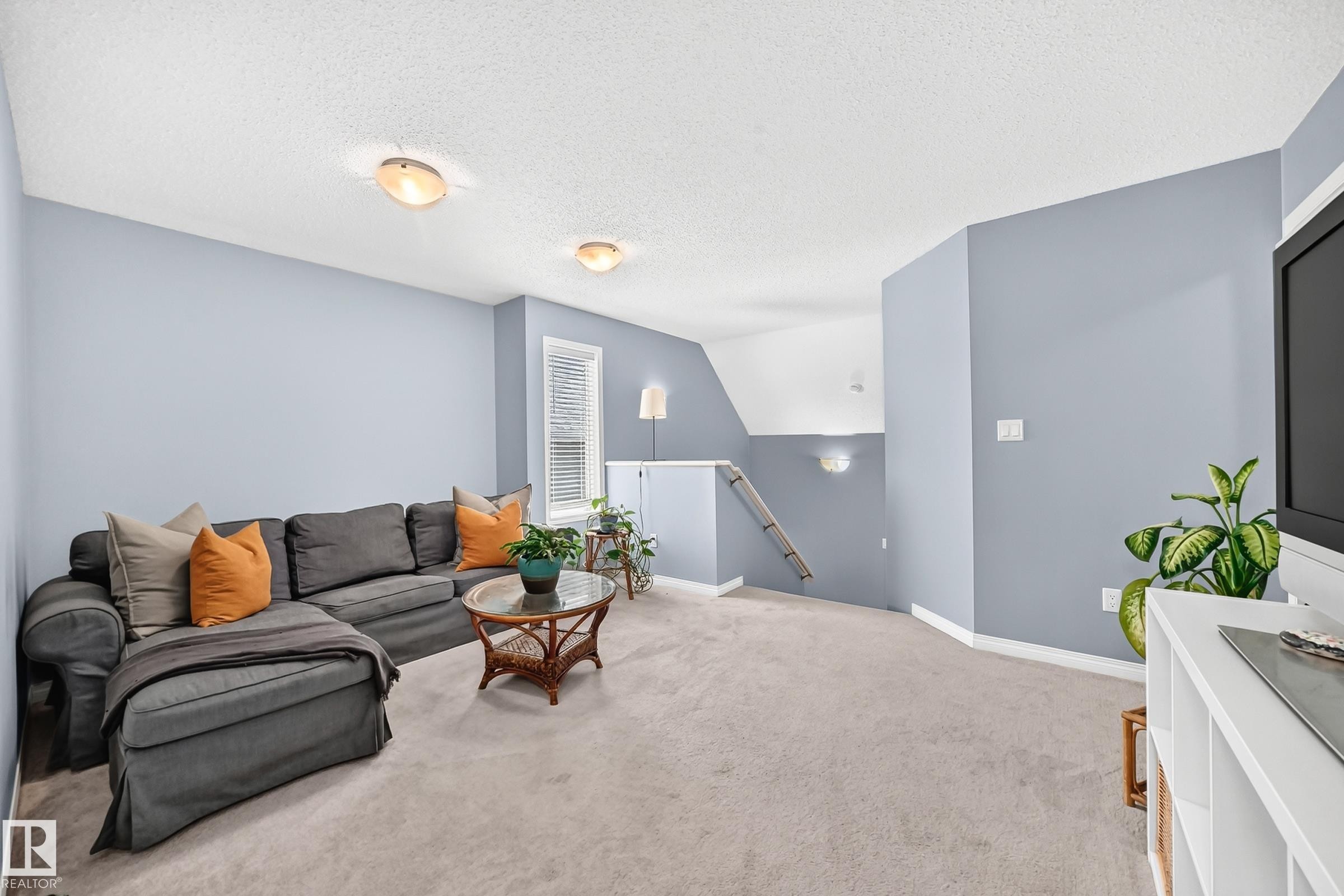2305 68 Street Sw, Edmonton, AB - Indoor Photo Showing Living Room