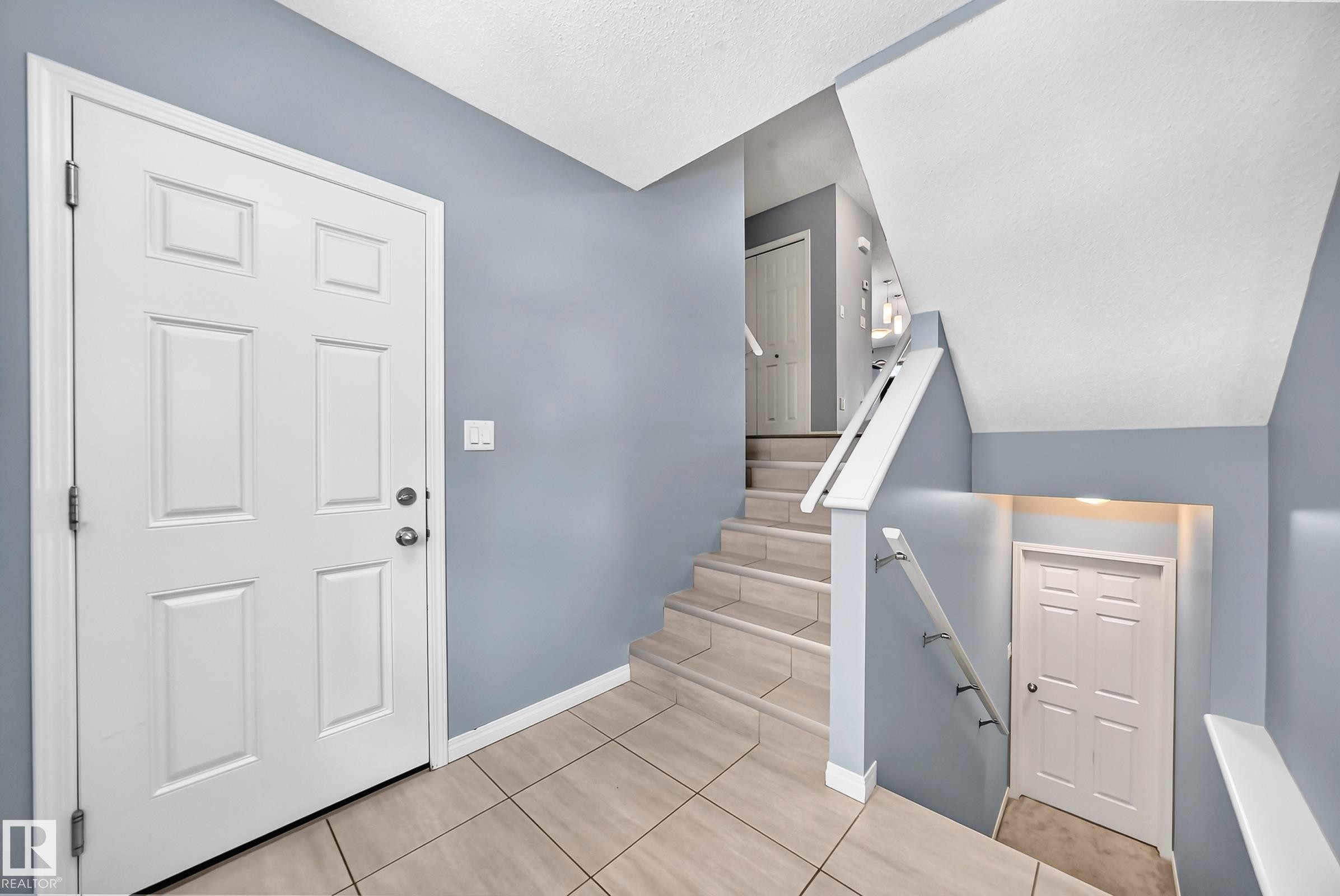 2305 68 Street Sw, Edmonton, AB - Indoor Photo Showing Other Room