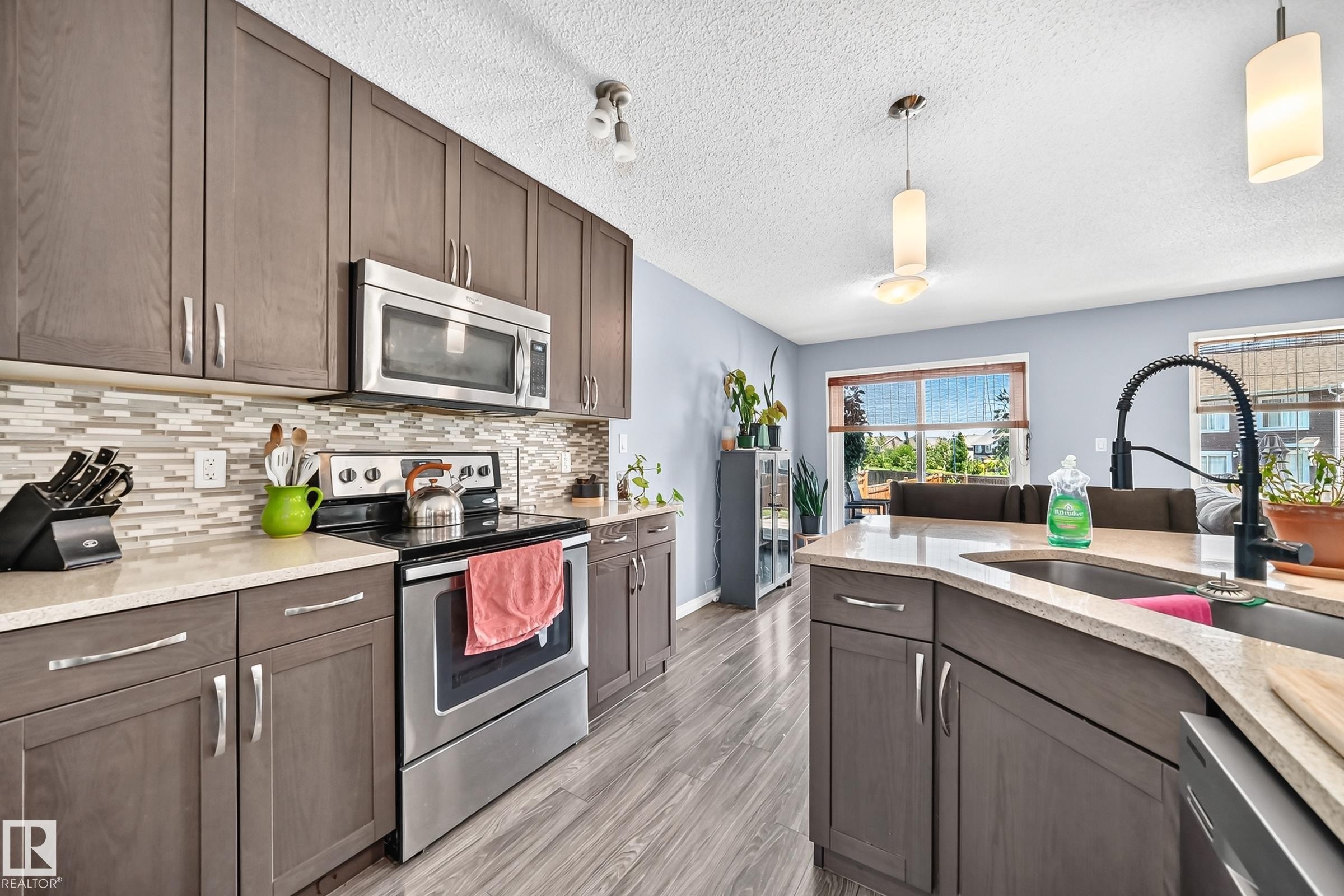 2305 68 Street Sw, Edmonton, AB - Indoor Photo Showing Kitchen With Upgraded Kitchen