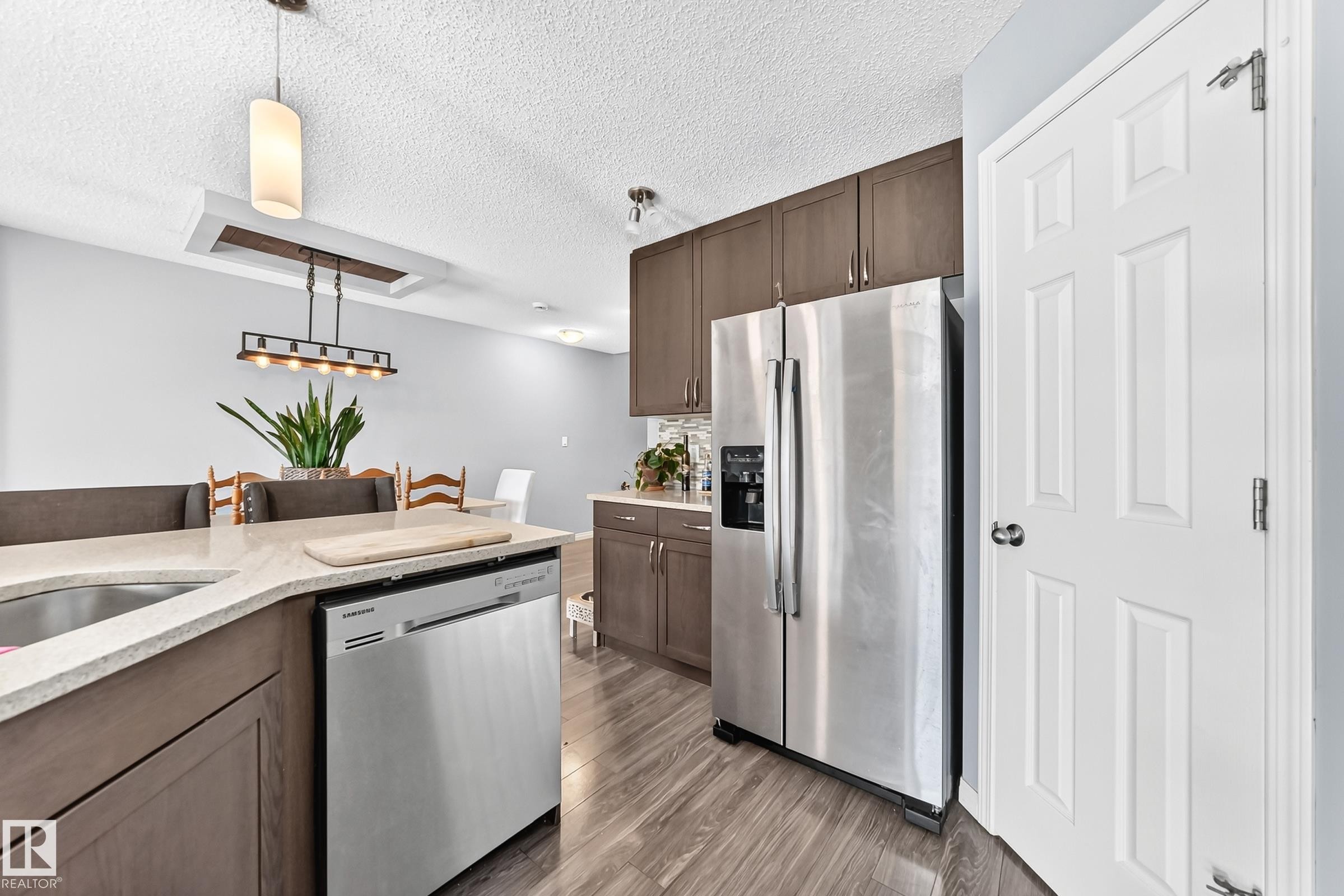 2305 68 Street Sw, Edmonton, AB - Indoor Photo Showing Kitchen