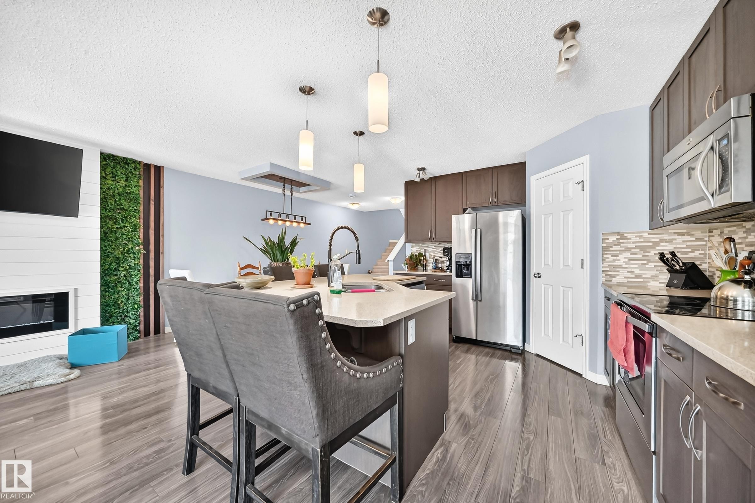 2305 68 Street Sw, Edmonton, AB - Indoor Photo Showing Kitchen With Upgraded Kitchen