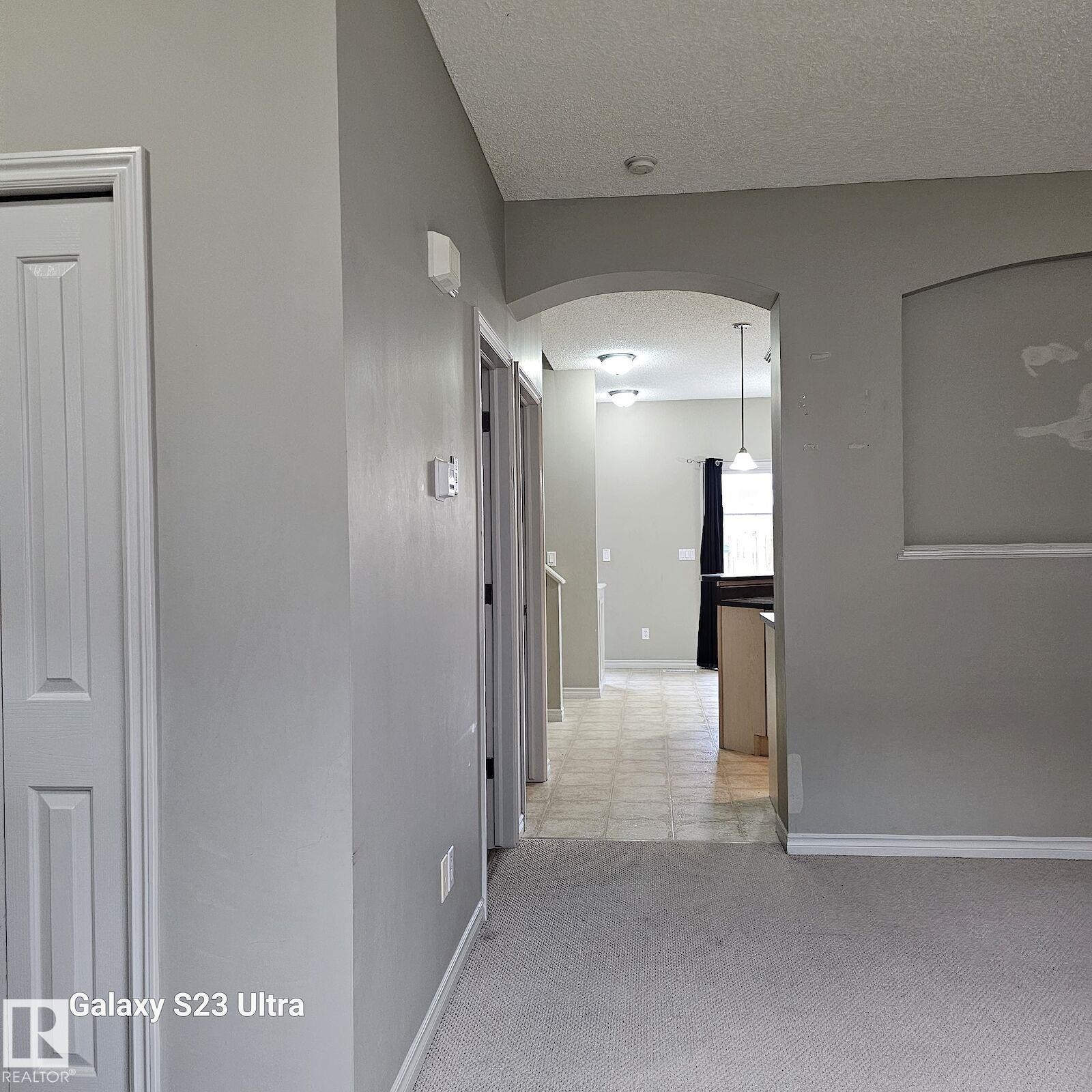 Archway entry featuring light grey wall paint and white trim - 99 13825 155 Avenue, Edmonton, AB