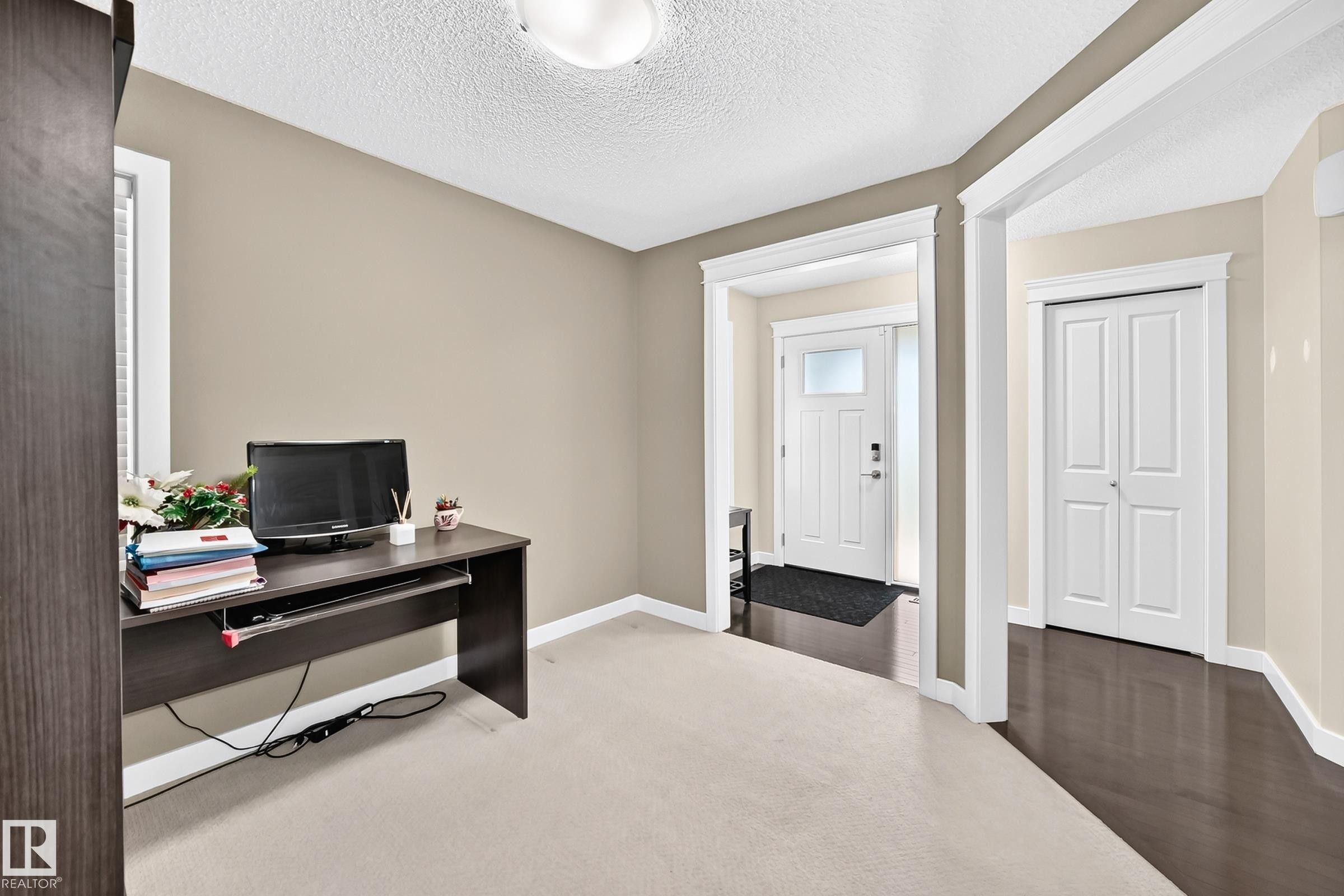 Neutral-toned room featuring a light-colored carpet, white trim, and a window with a white frame - 3433 Goodridge Link Link, Edmonton, AB