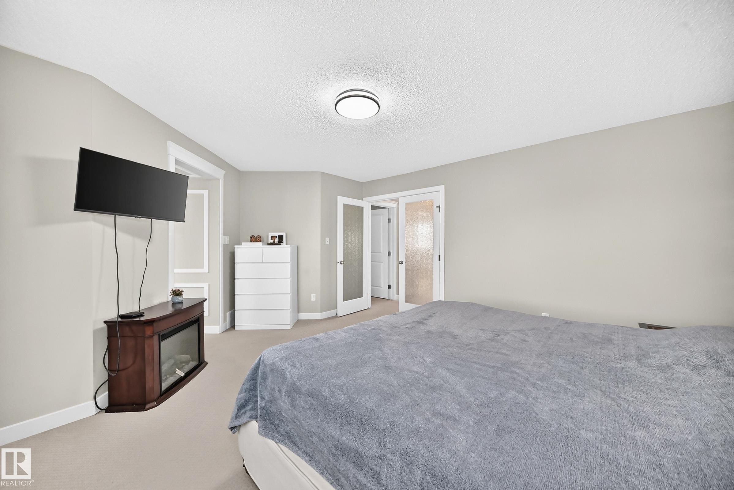 Carpeted room featuring light gray walls and white trim - 3433 Goodridge Link Link, Edmonton, AB