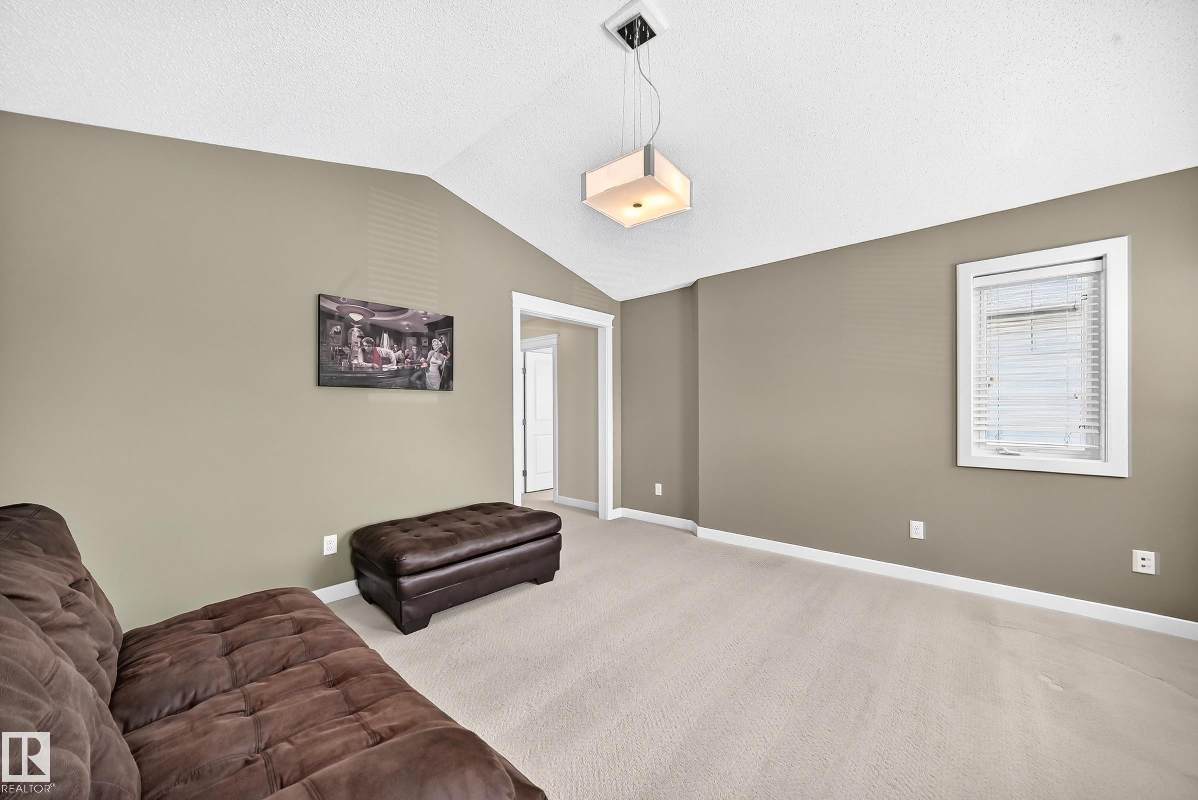 Spacious room featuring vaulted ceilings and neutral wall paint - 3433 Goodridge Link Link, Edmonton, AB