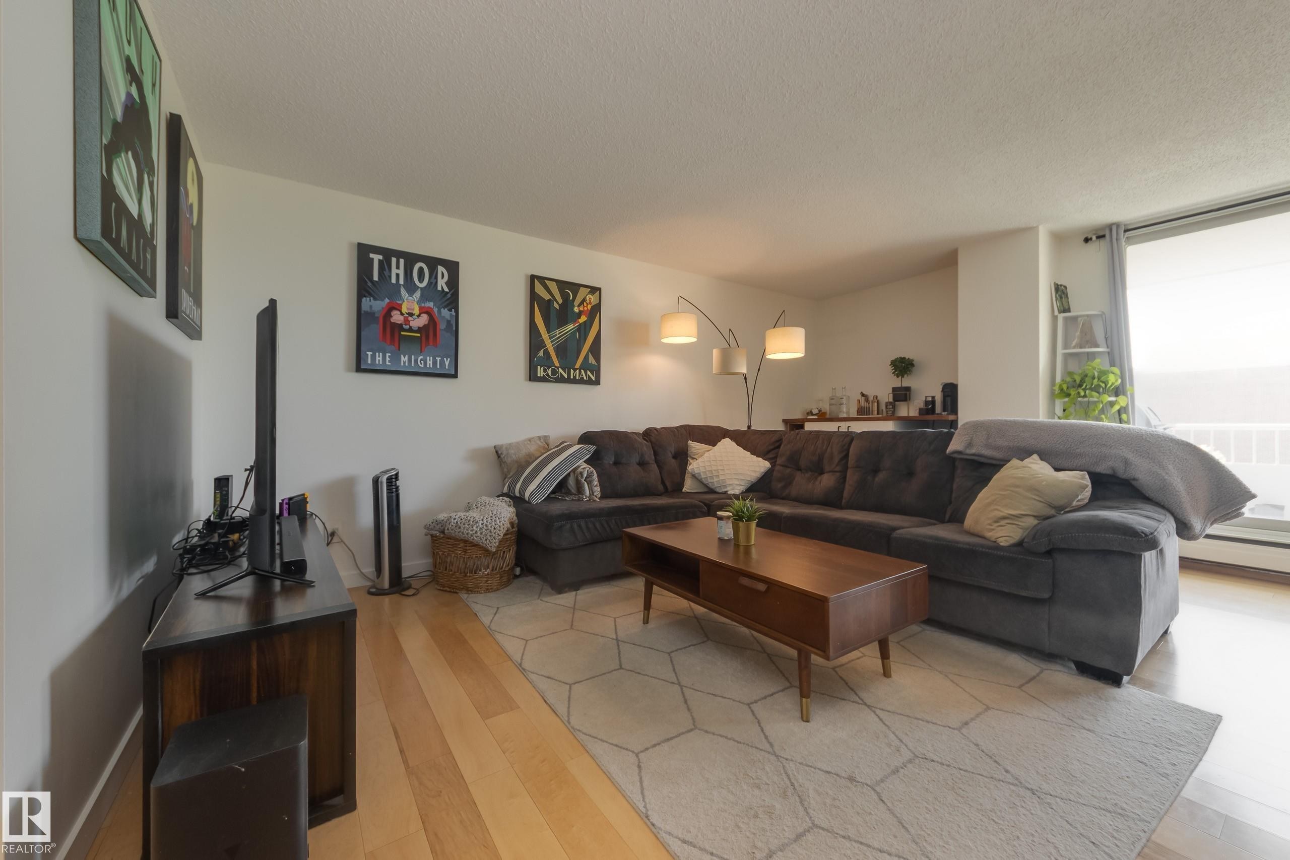 #504 9909 110 St Nw, Edmonton, AB - Indoor Photo Showing Living Room