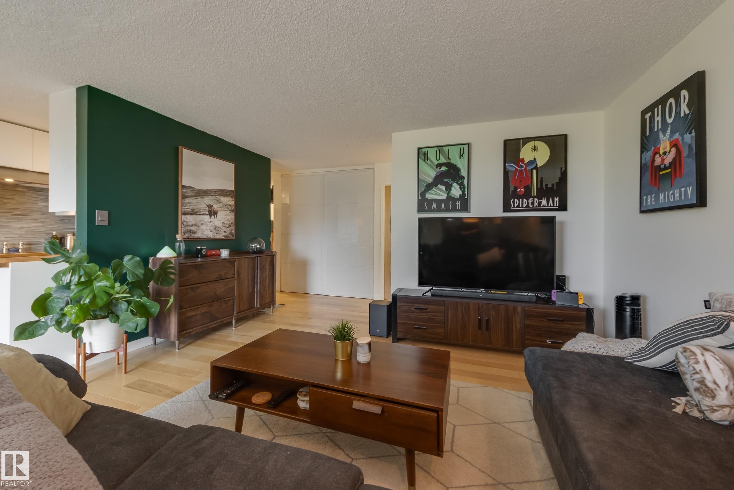 #504 9909 110 St Nw, Edmonton, AB - Indoor Photo Showing Living Room