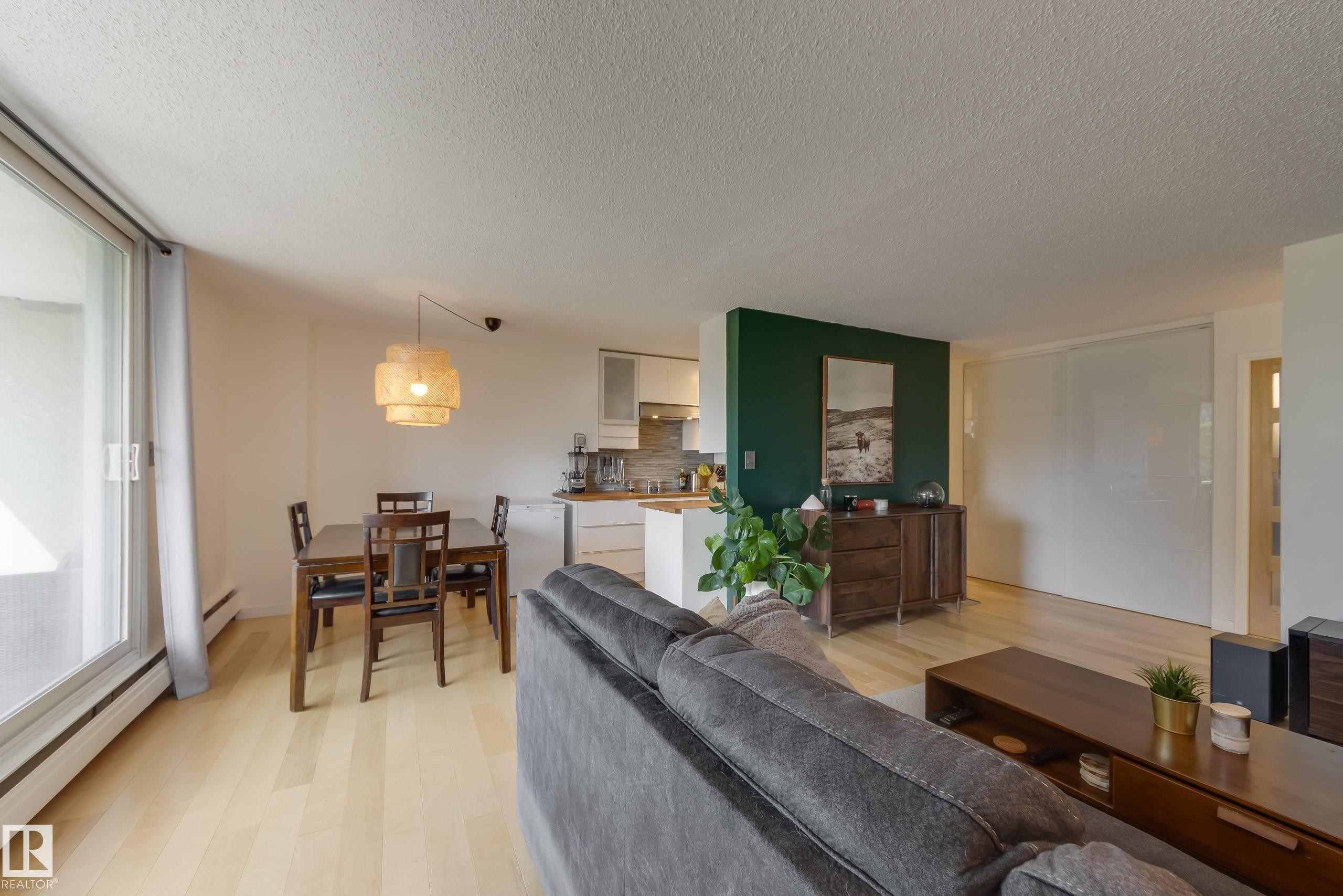 #504 9909 110 St Nw, Edmonton, AB - Indoor Photo Showing Living Room