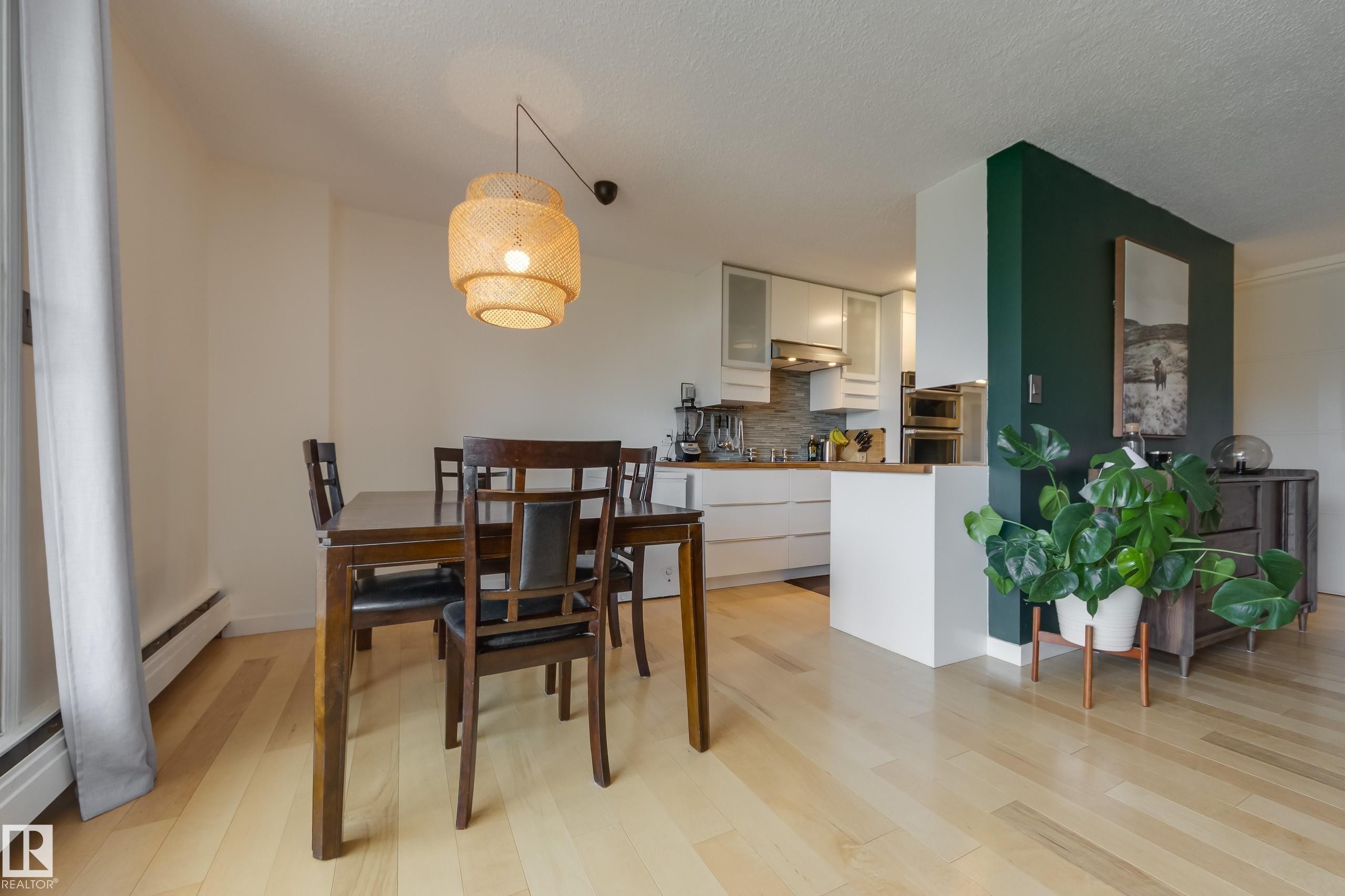 #504 9909 110 St Nw, Edmonton, AB - Indoor Photo Showing Dining Room