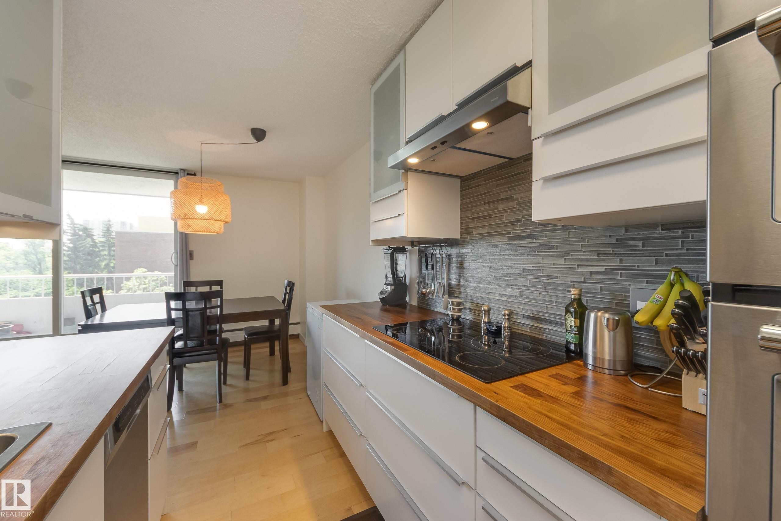 #504 9909 110 St Nw, Edmonton, AB - Indoor Photo Showing Kitchen