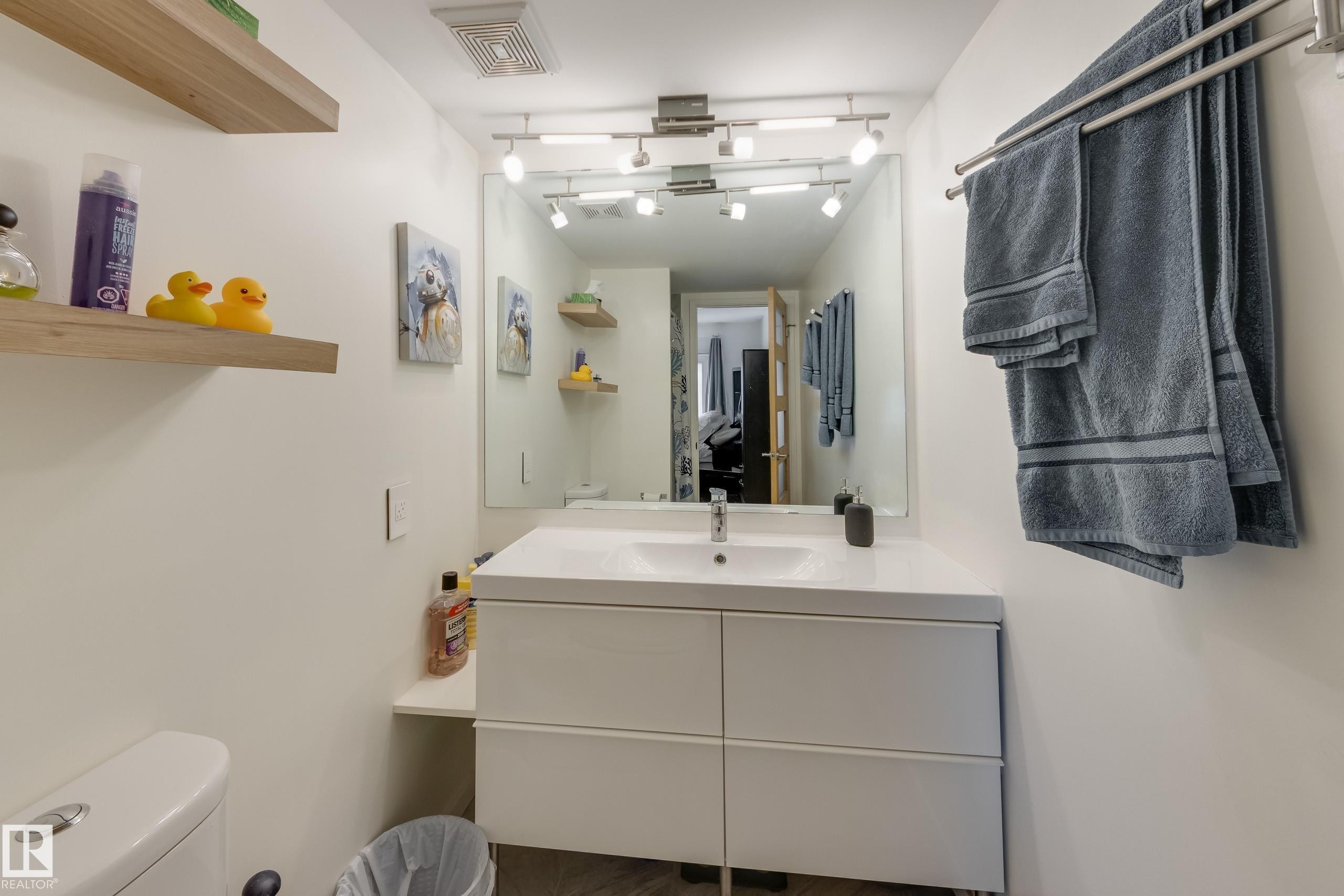 #504 9909 110 St Nw, Edmonton, AB - Indoor Photo Showing Bathroom