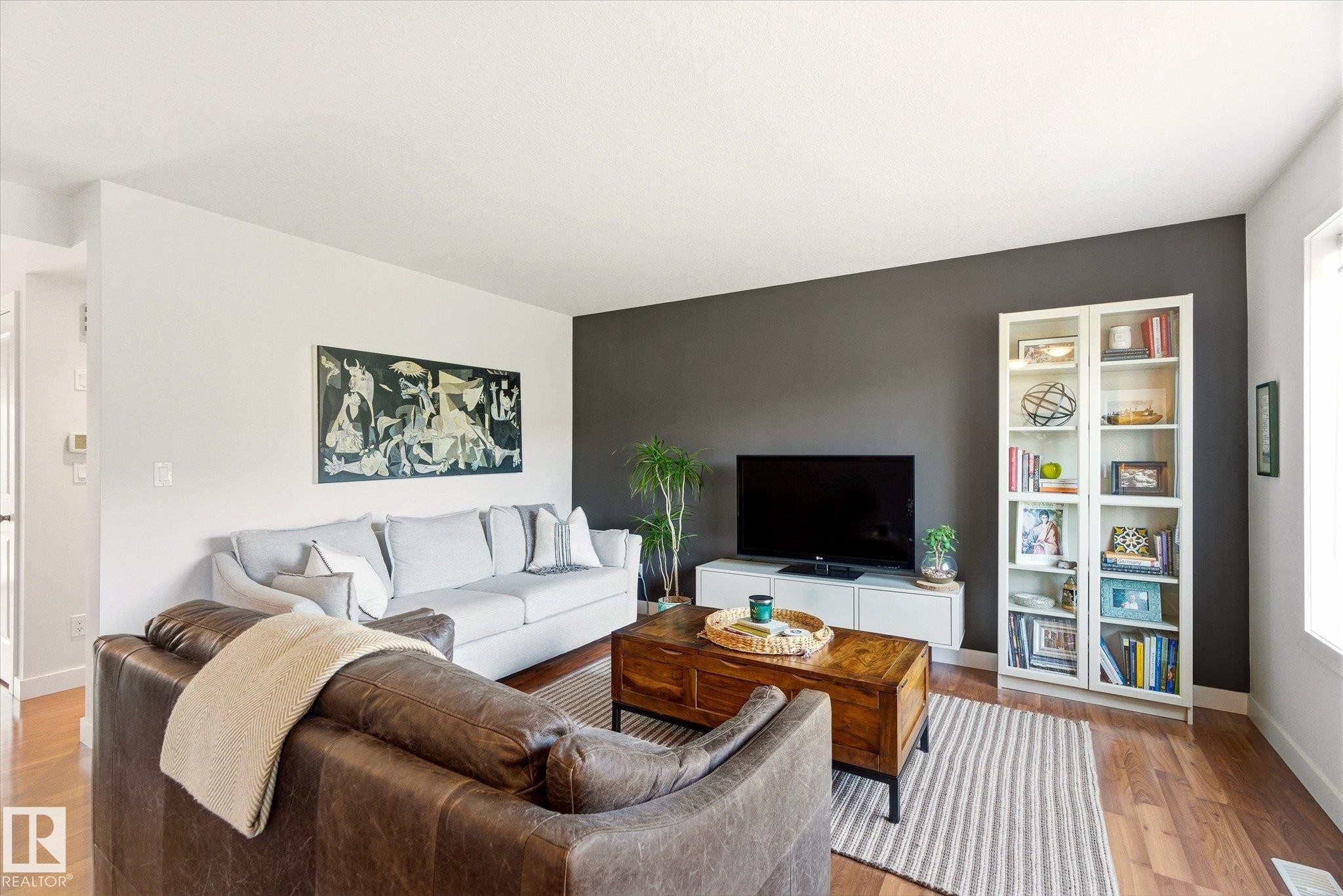 3 5134 Mullen Road, Edmonton, AB - Indoor Photo Showing Living Room