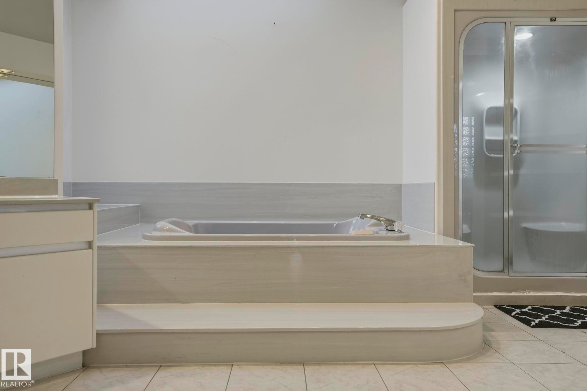 154 Osland Drive Nw, Edmonton, AB - Indoor Photo Showing Bathroom