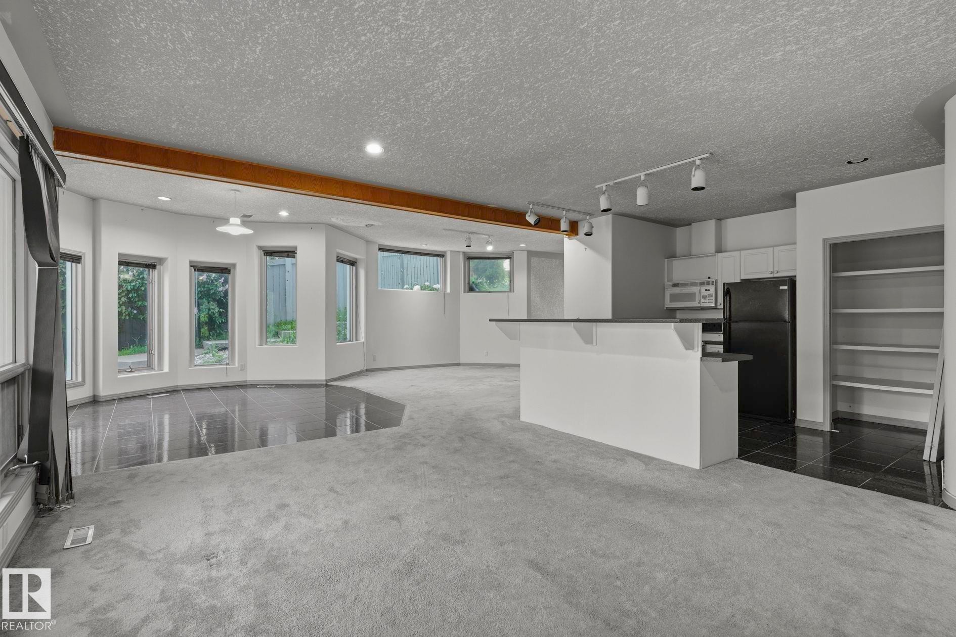 154 Osland Drive Nw, Edmonton, AB - Indoor Photo Showing Kitchen