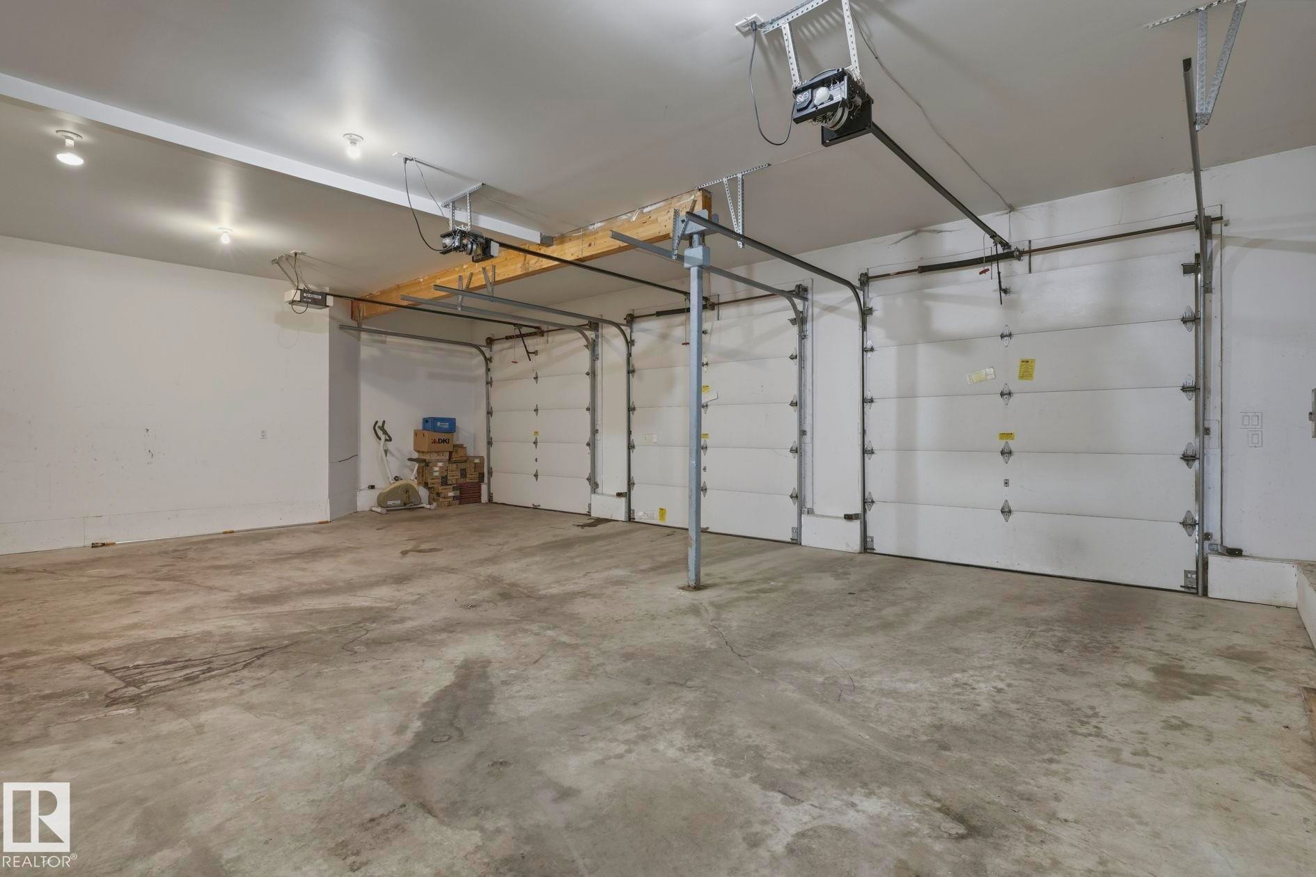 154 Osland Drive Nw, Edmonton, AB - Indoor Photo Showing Garage