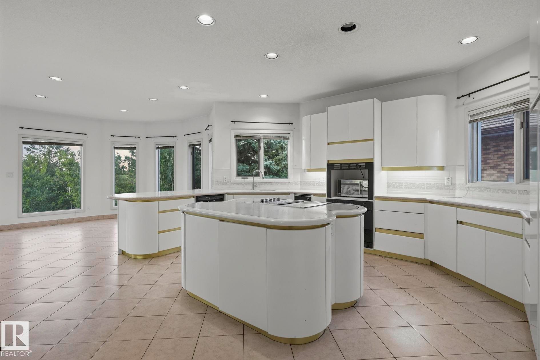 154 Osland Drive Nw, Edmonton, AB - Indoor Photo Showing Kitchen