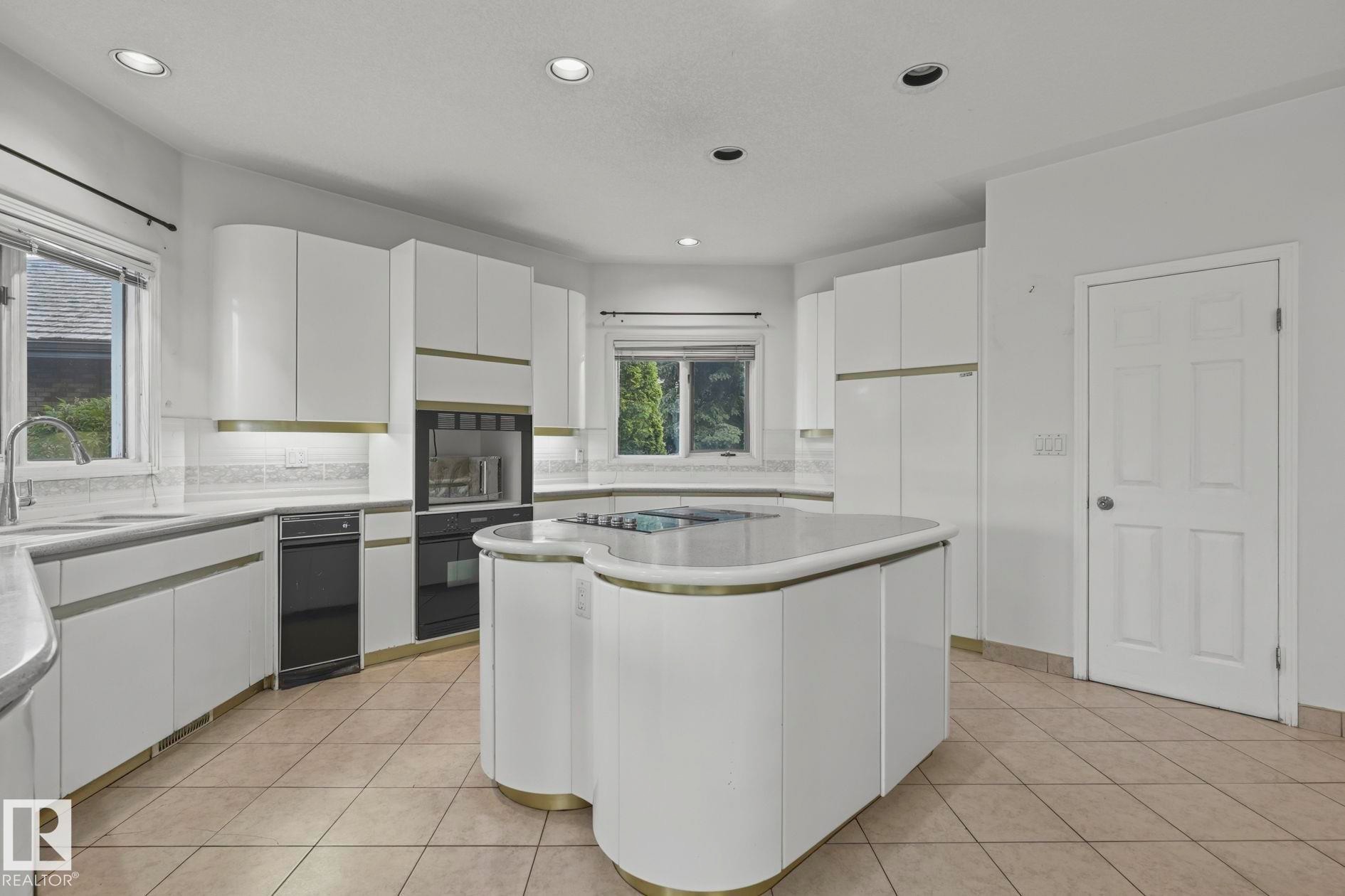 154 Osland Drive Nw, Edmonton, AB - Indoor Photo Showing Kitchen