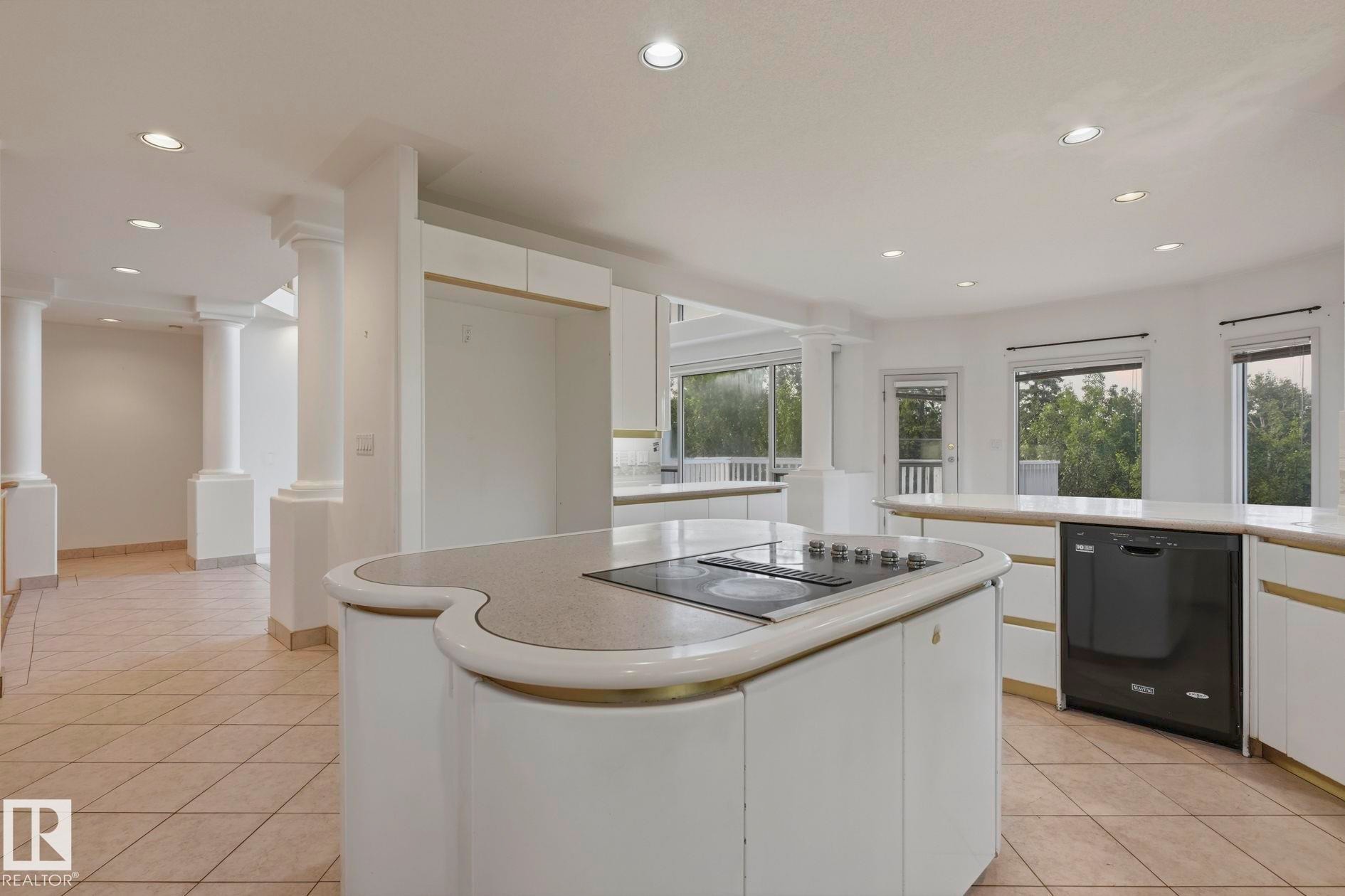 154 Osland Drive Nw, Edmonton, AB - Indoor Photo Showing Kitchen