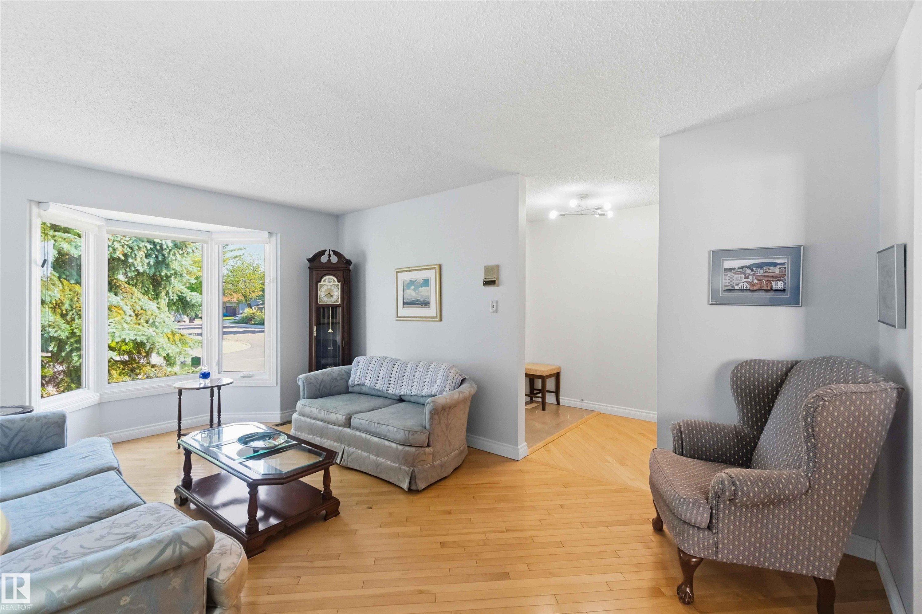 Bright living area with light wood-finish flooring - 31 Gariepy Crescent, Edmonton, AB