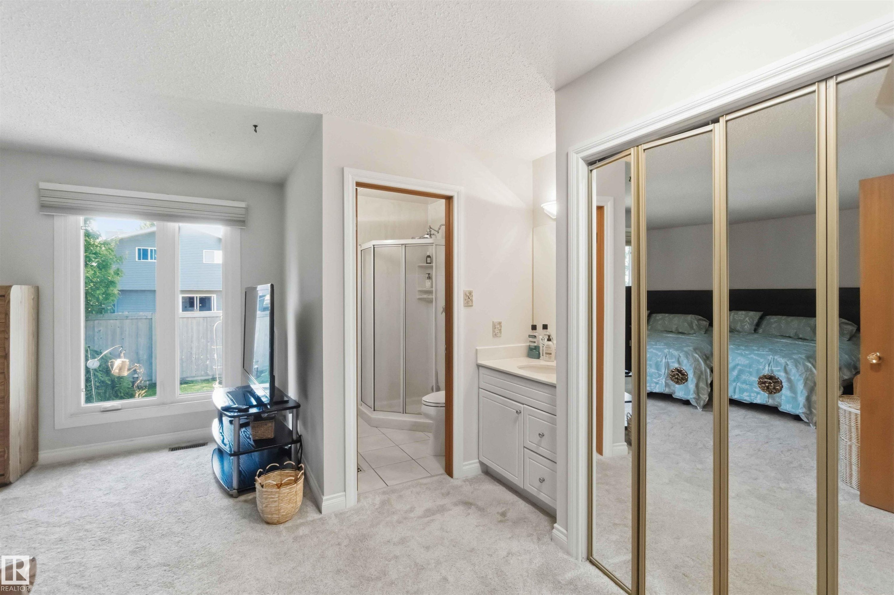 Light grey carpeting throughout with a window featuring a white frame and window treatment - 31 Gariepy Crescent, Edmonton, AB
