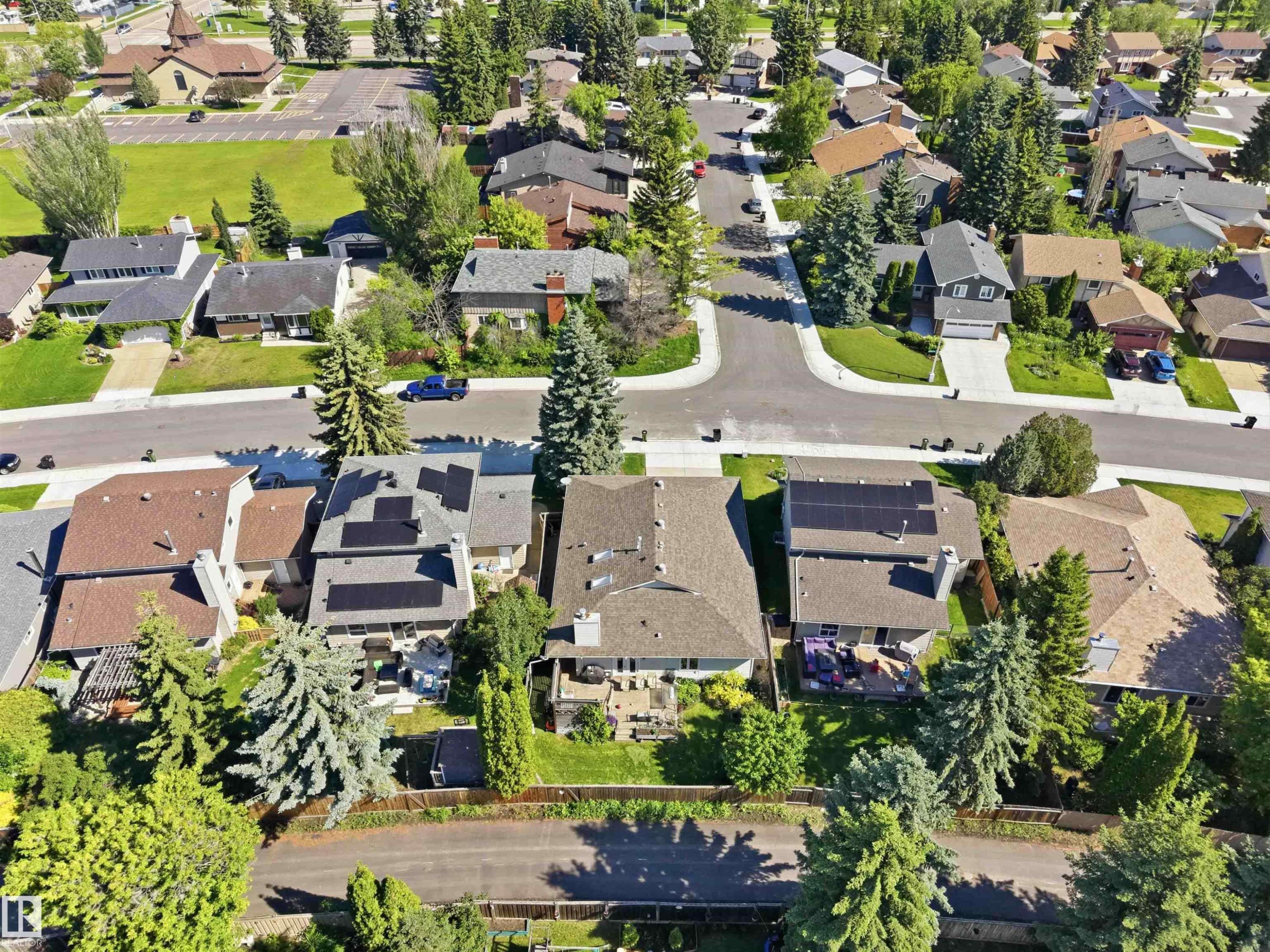 Residential neighborhood featuring mature trees, paved streets, and a mix of single-family homes - 31 Gariepy Crescent, Edmonton, AB