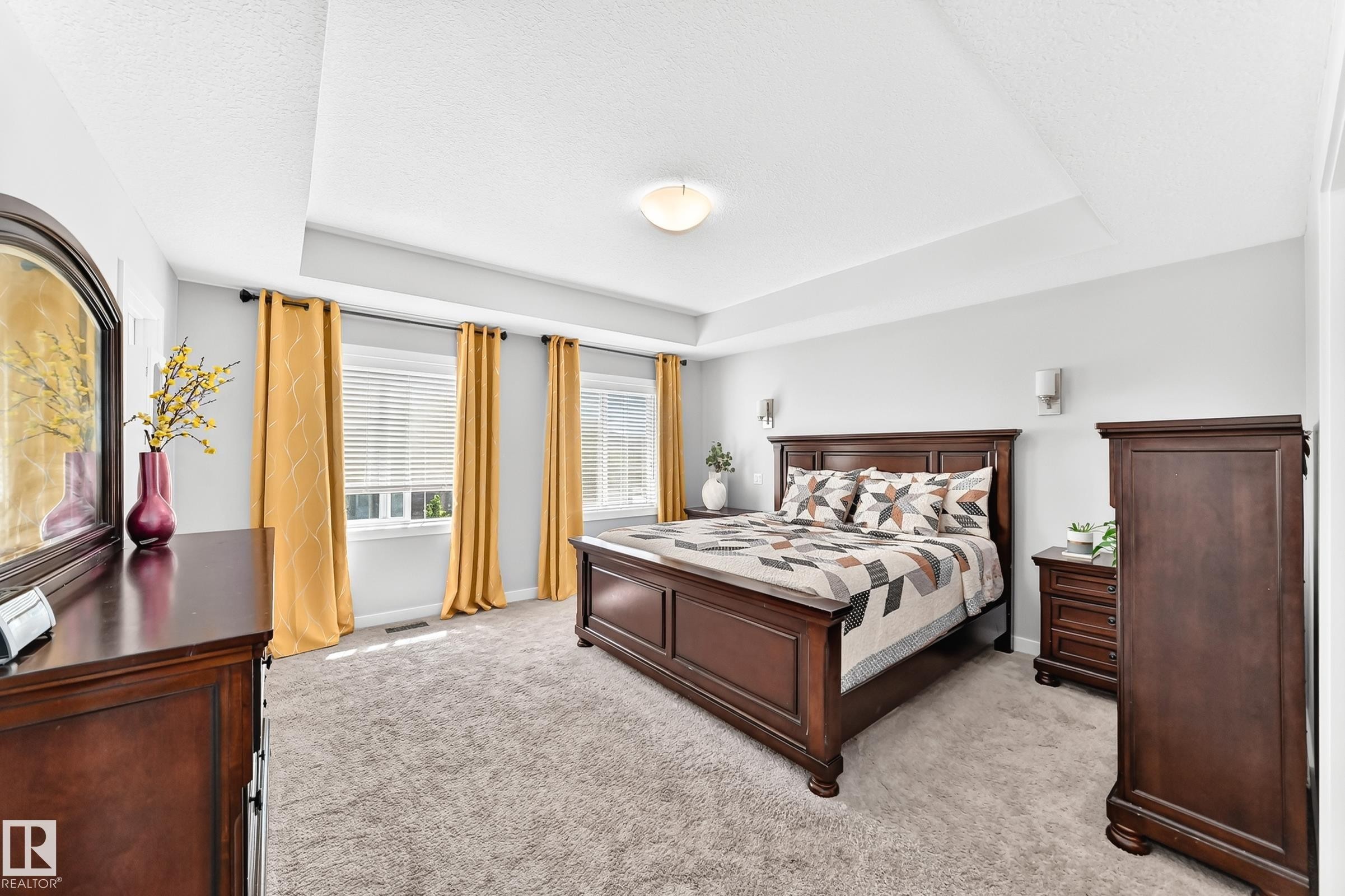 Recessed tray ceiling with central flush mount lighting - 3672 Claxton Place Sw, Edmonton, AB