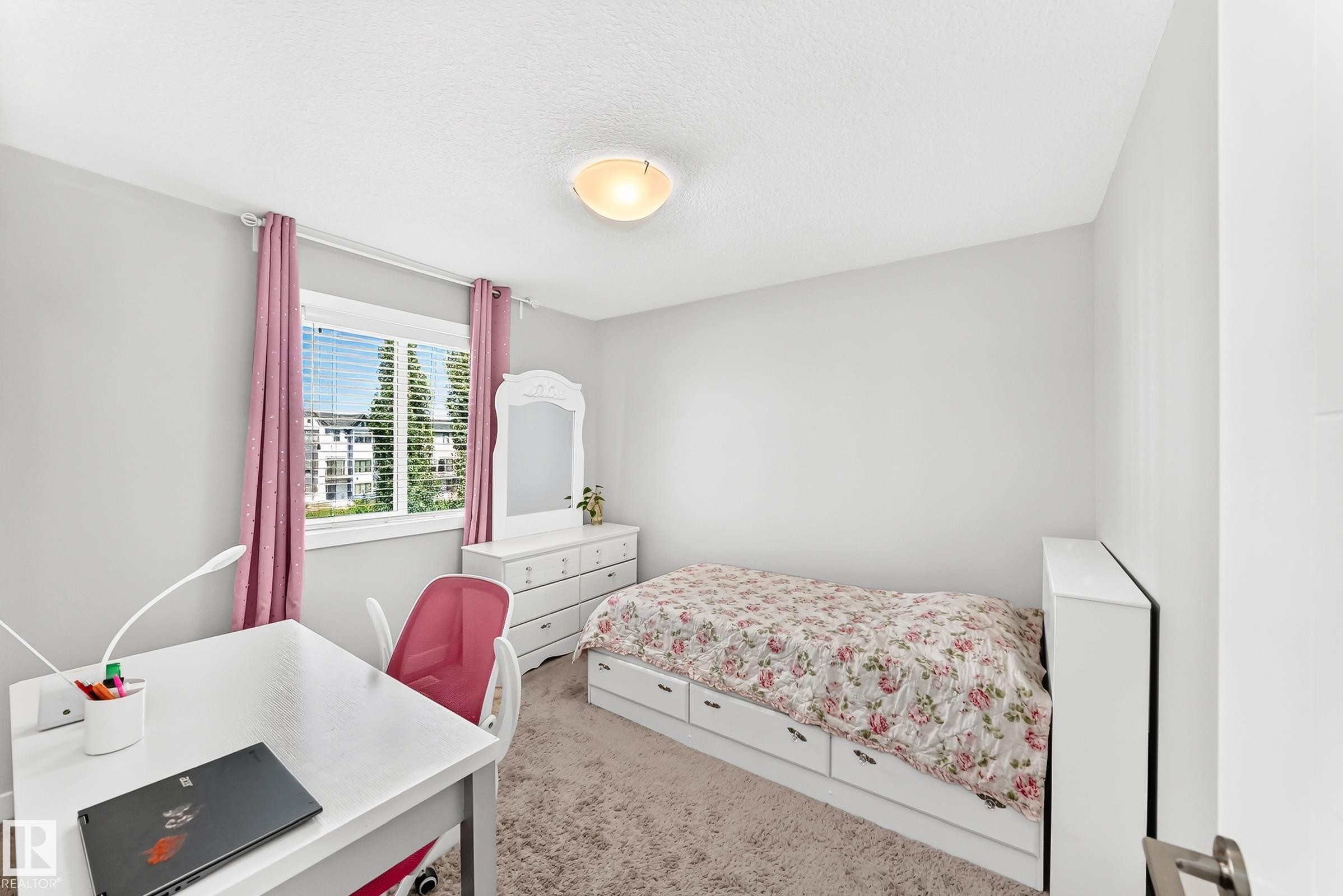 Neutral-toned walls complement the textured ceiling and plush carpet flooring - 3672 Claxton Place Sw, Edmonton, AB