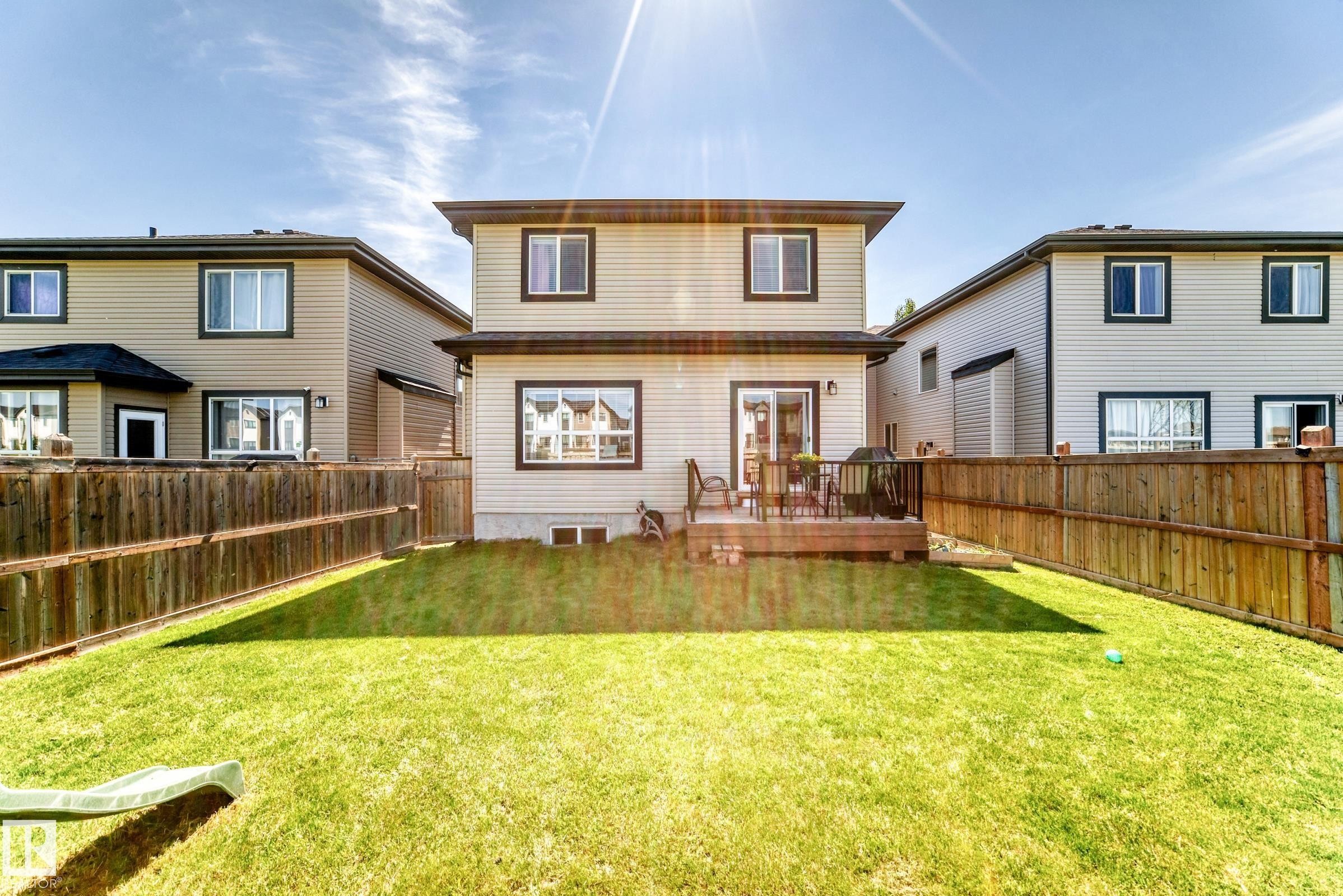 Expansive backyard featuring a manicured lawn and privacy fencing - 3672 Claxton Place Sw, Edmonton, AB