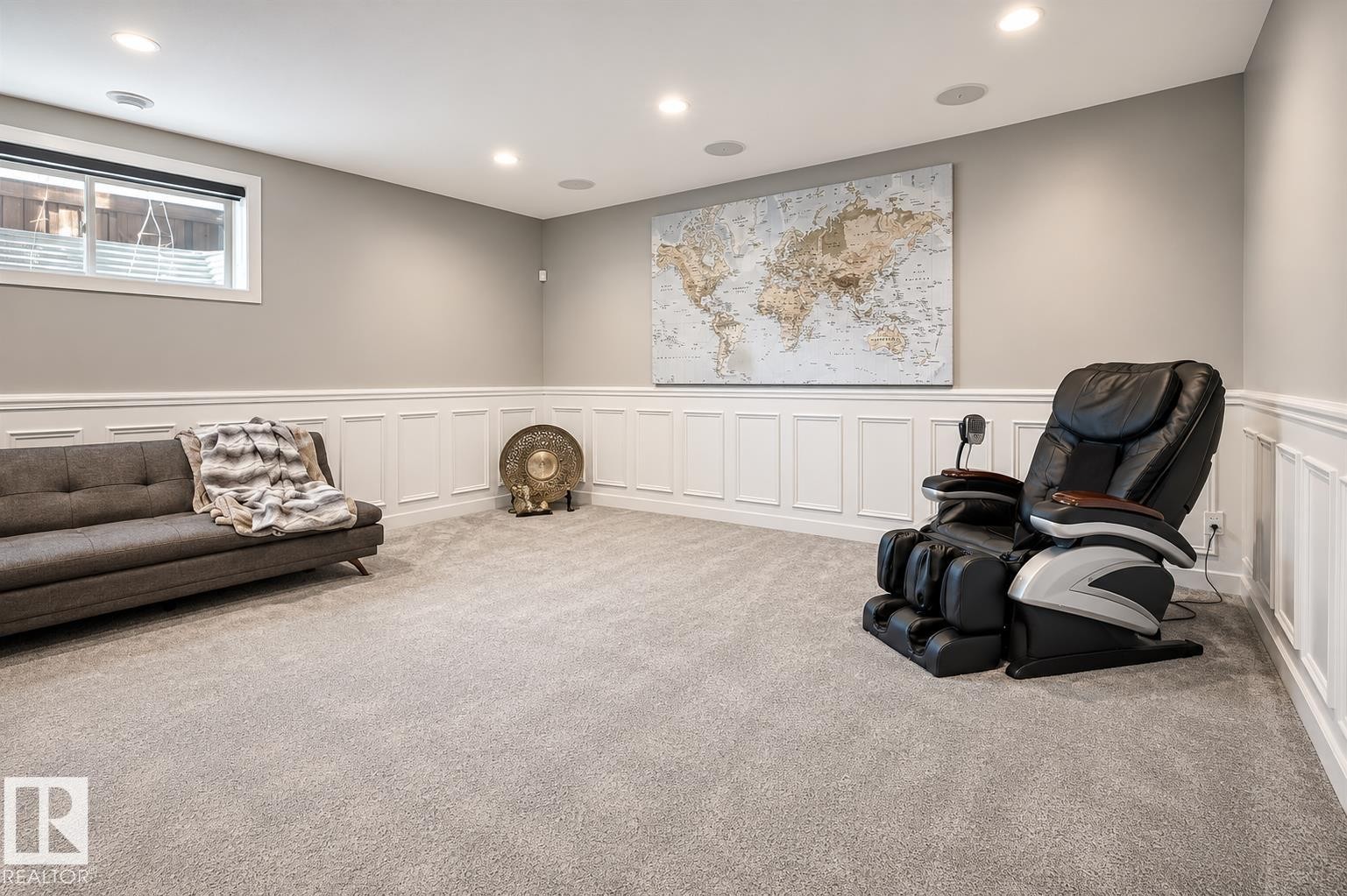 Spacious room with light gray wall paint and white wainscoting - 1004 Huckell Pl Sw, Edmonton, AB - Indoor