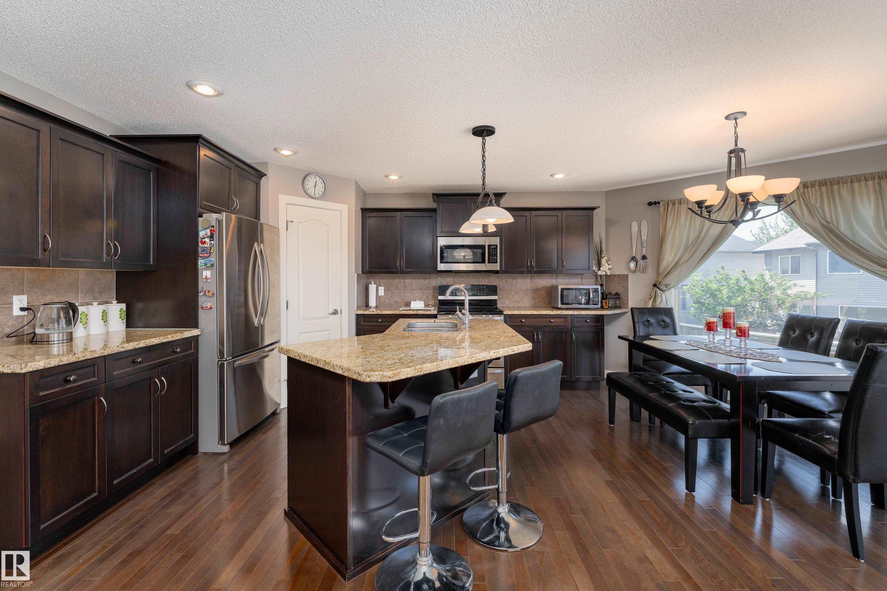 512 59 Street Sw, Edmonton, AB - Indoor Photo Showing Kitchen With Stainless Steel Kitchen With Upgraded Kitchen