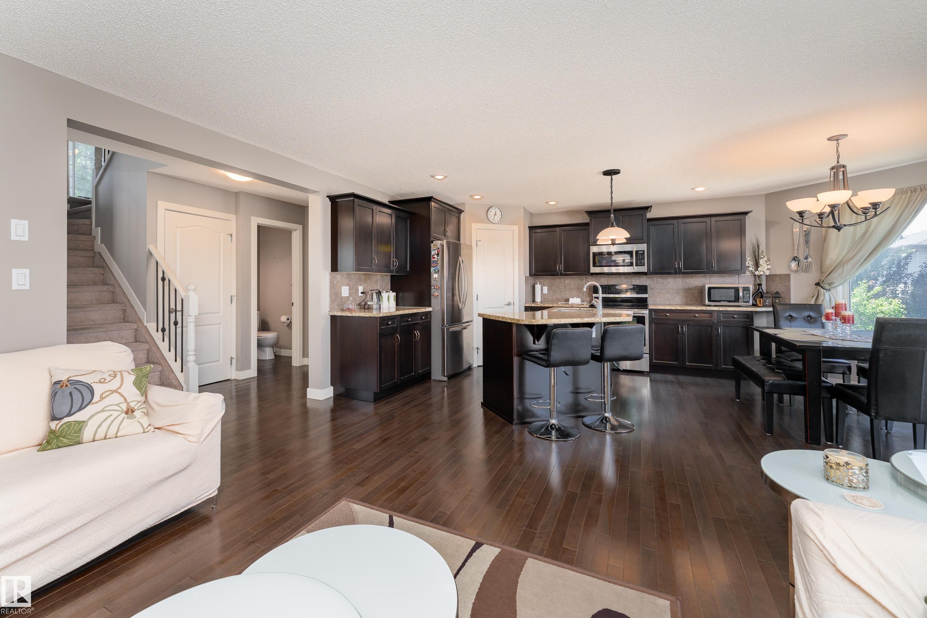 512 59 Street Sw, Edmonton, AB - Indoor Photo Showing Living Room