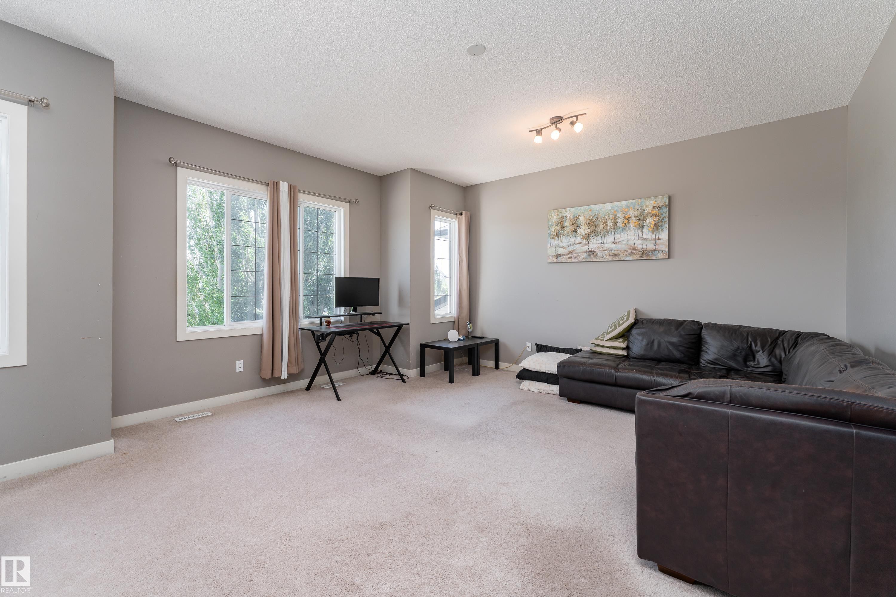 512 59 Street Sw, Edmonton, AB - Indoor Photo Showing Living Room