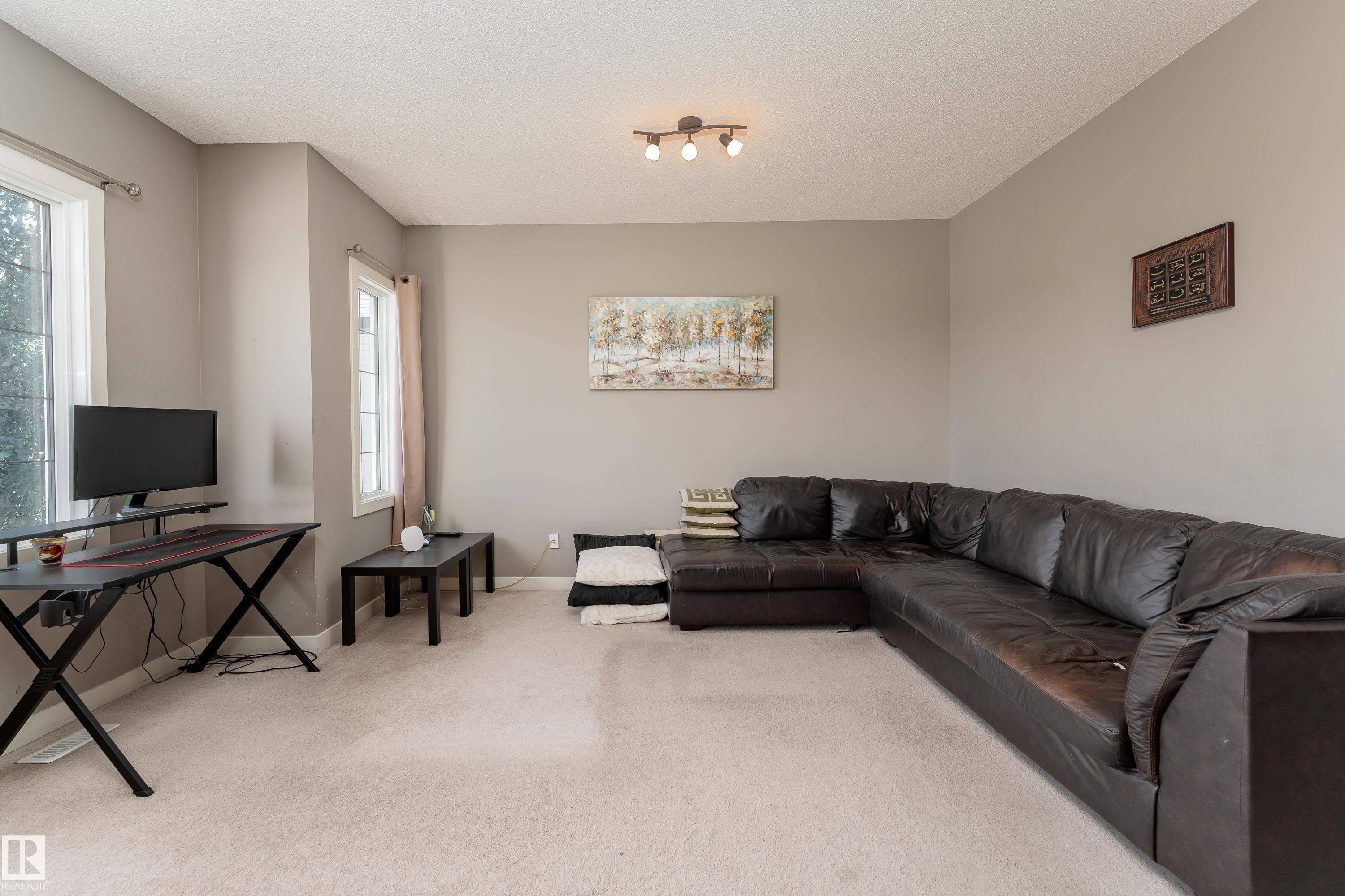 512 59 Street Sw, Edmonton, AB - Indoor Photo Showing Living Room