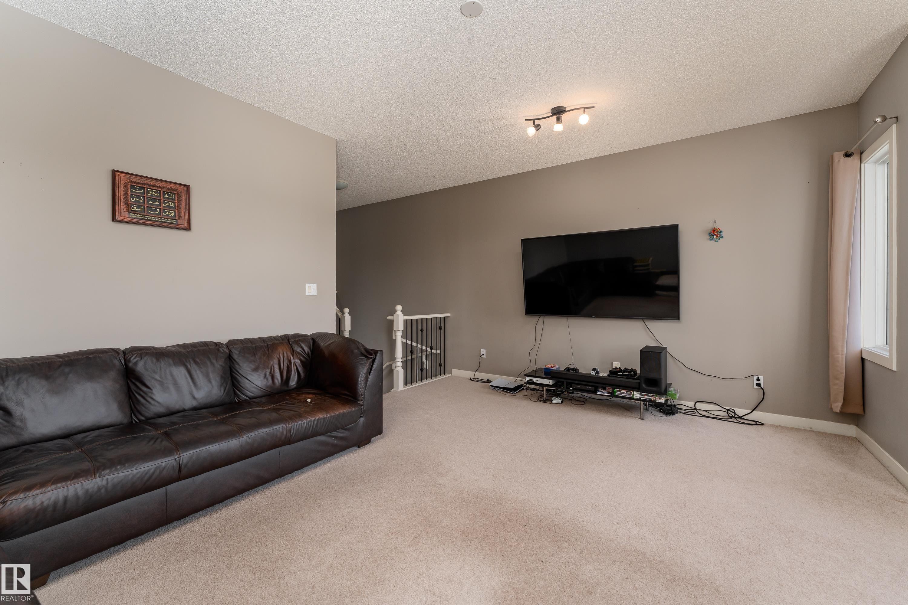 512 59 Street Sw, Edmonton, AB - Indoor Photo Showing Living Room