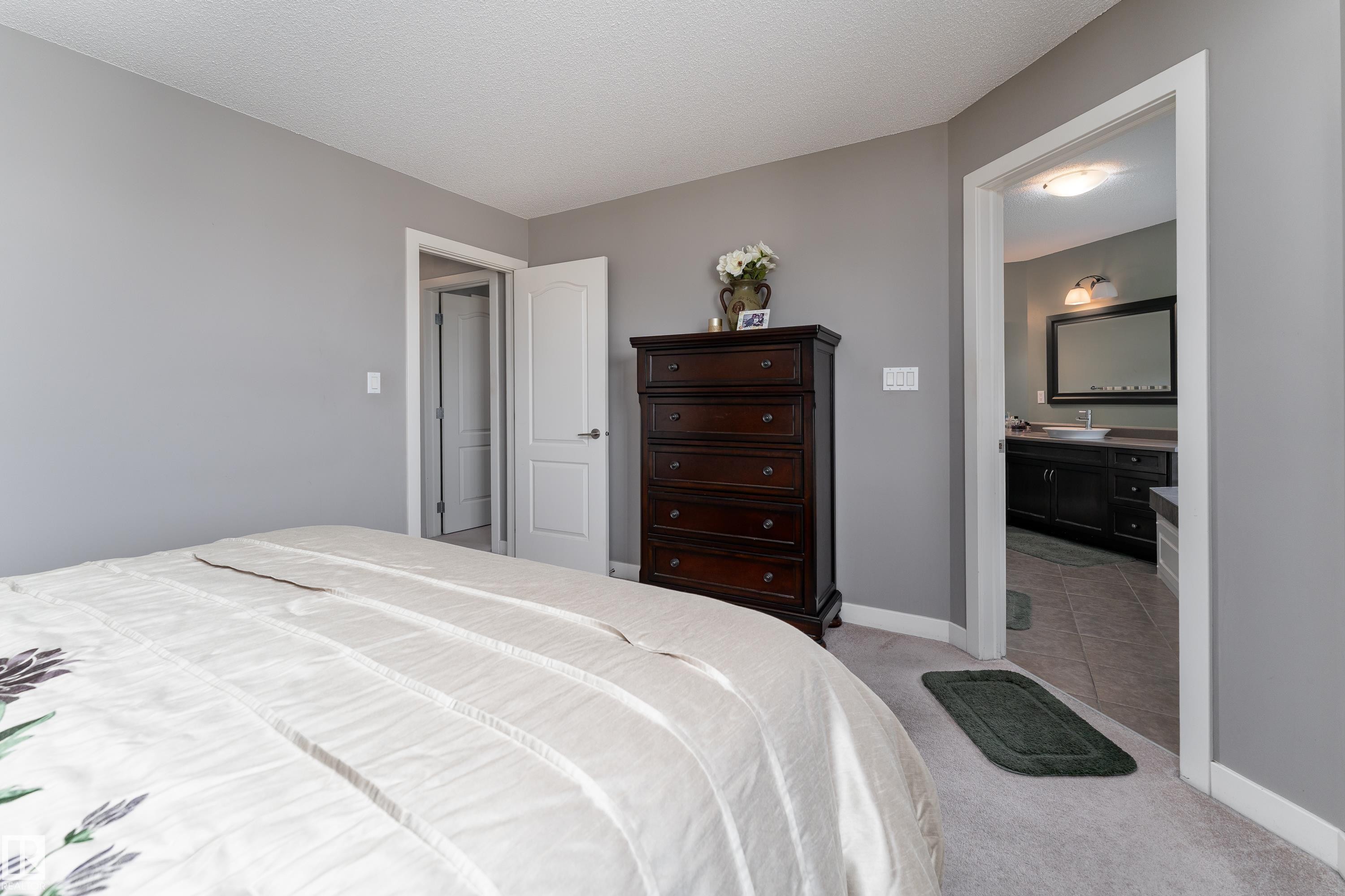 512 59 Street Sw, Edmonton, AB - Indoor Photo Showing Bedroom