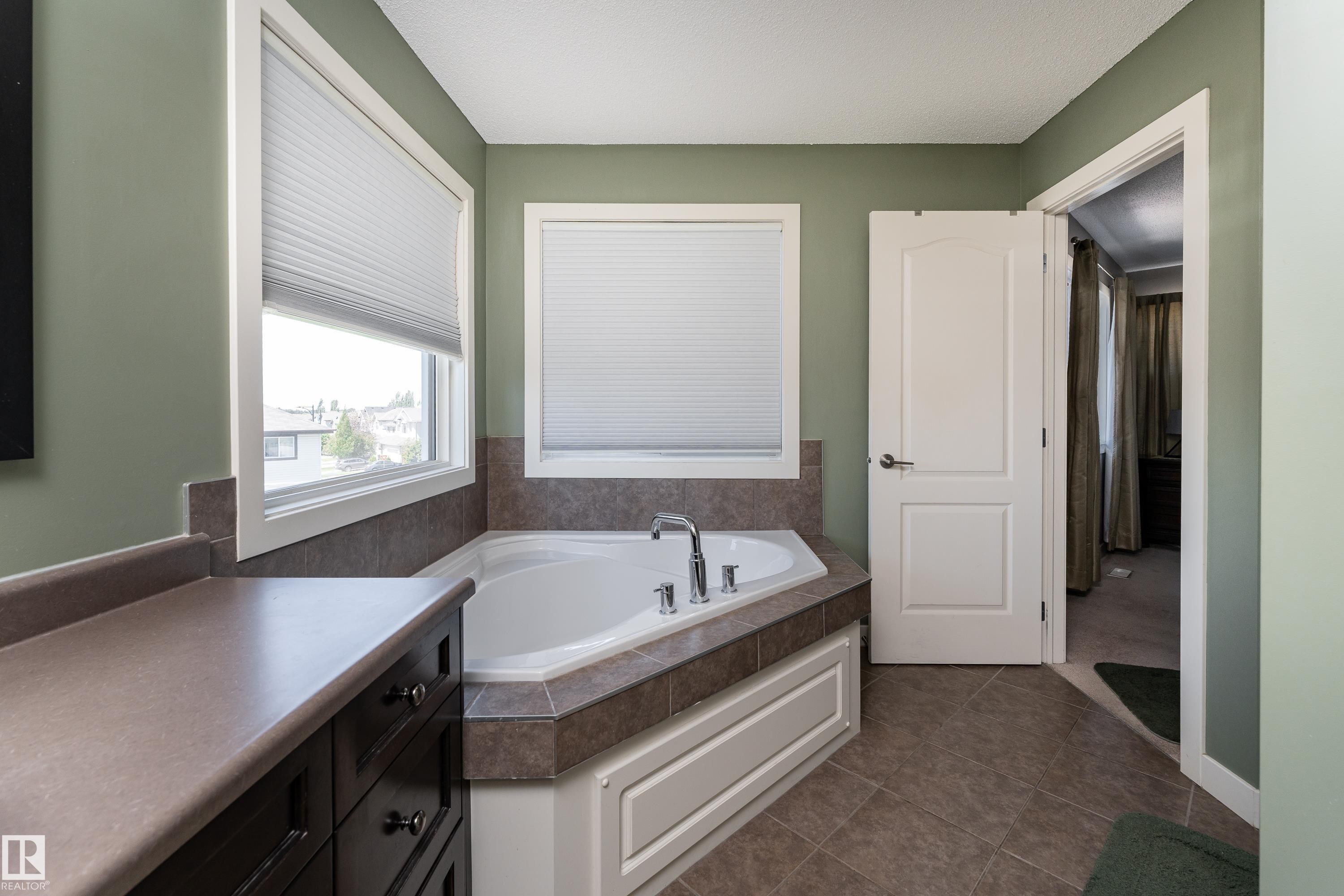 512 59 Street Sw, Edmonton, AB - Indoor Photo Showing Bathroom
