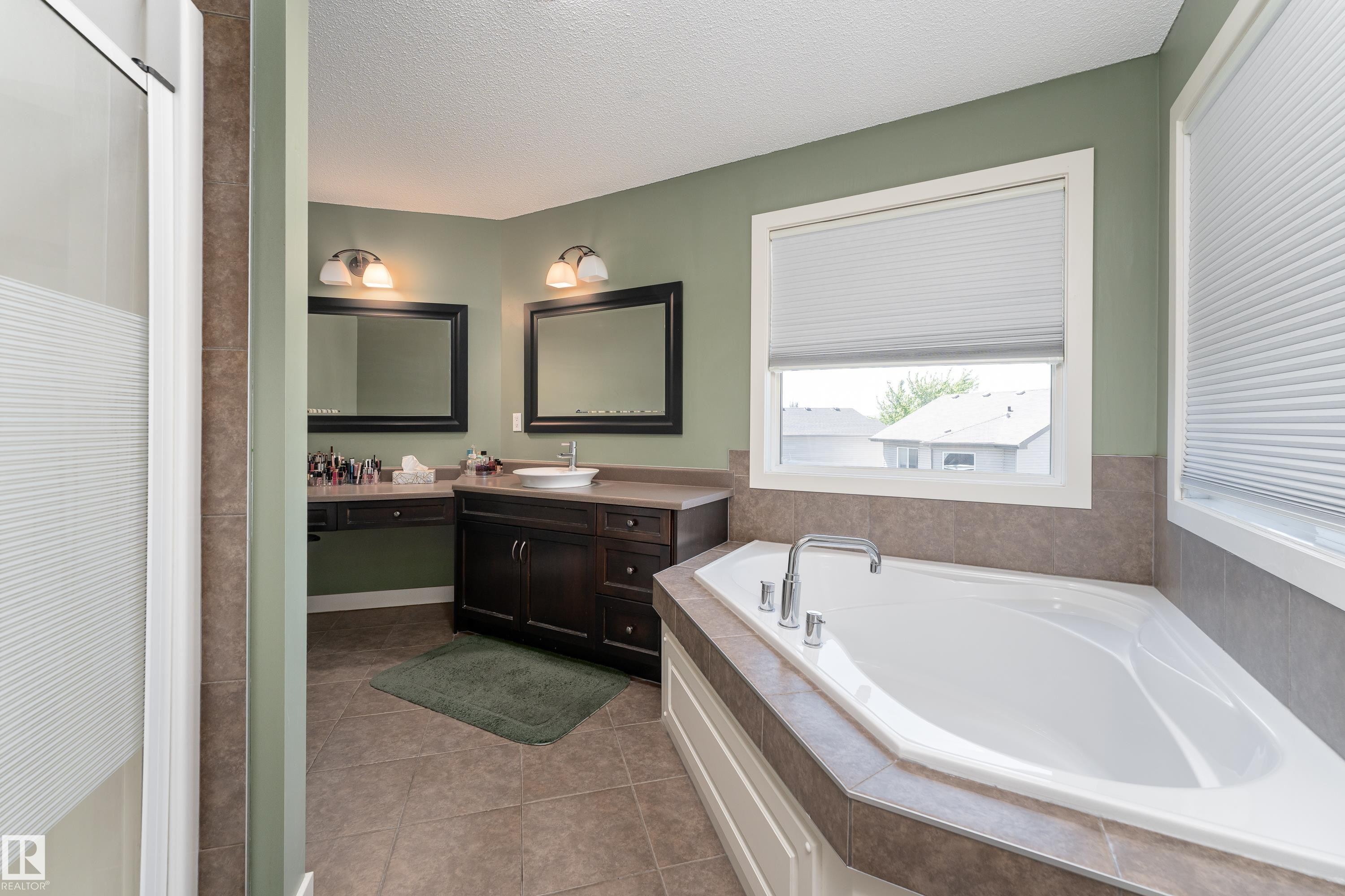 512 59 Street Sw, Edmonton, AB - Indoor Photo Showing Bathroom