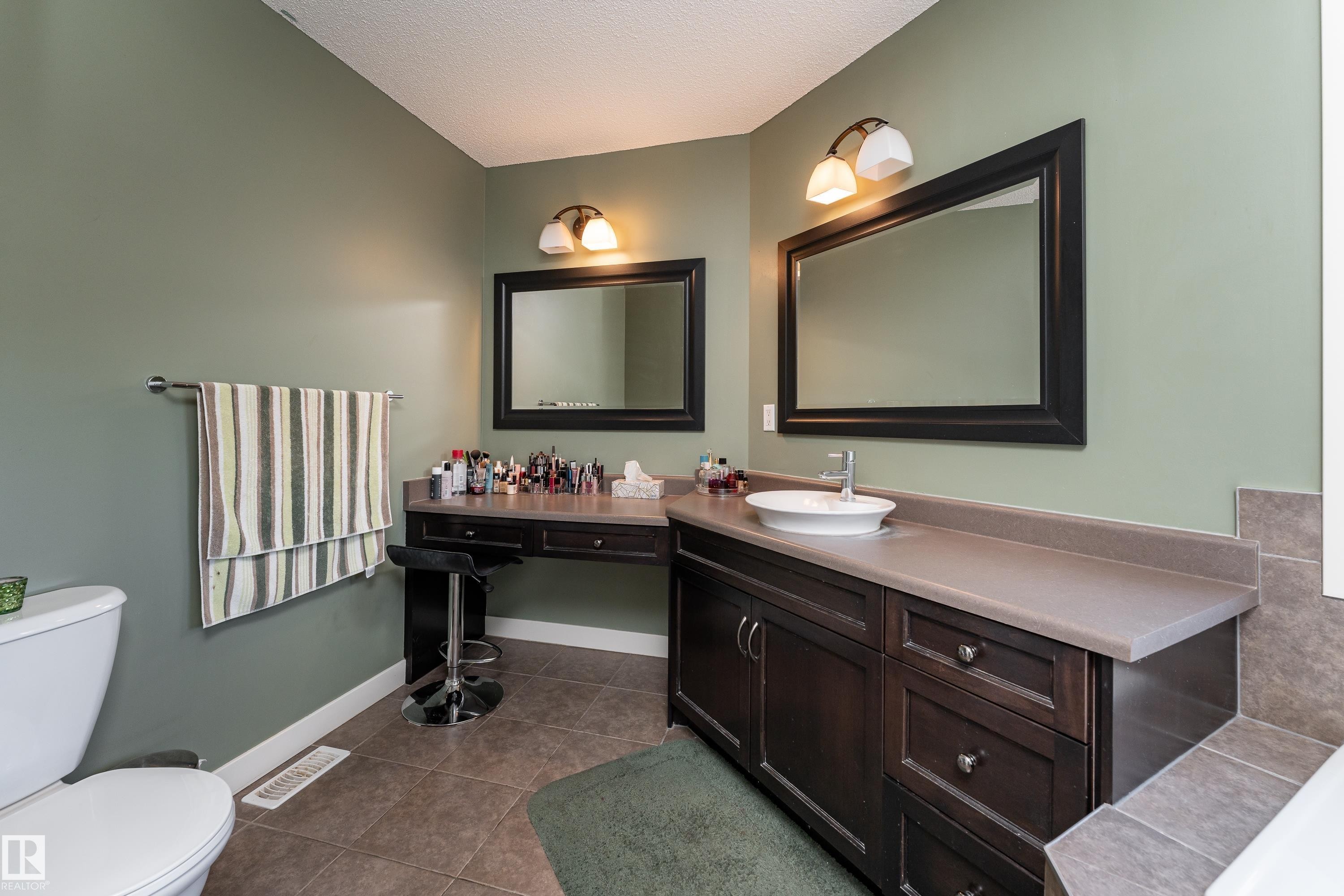512 59 Street Sw, Edmonton, AB - Indoor Photo Showing Bathroom