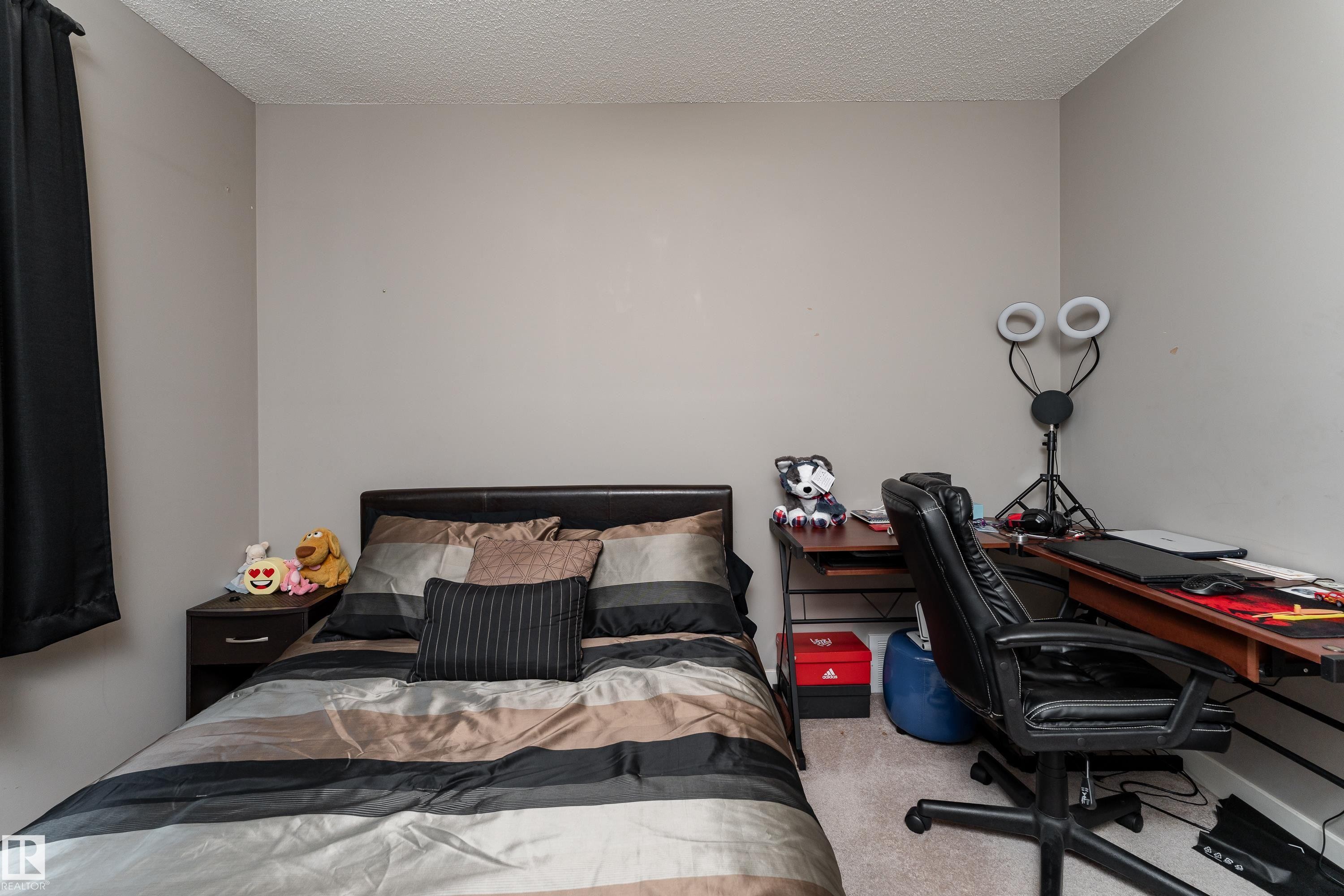512 59 Street Sw, Edmonton, AB - Indoor Photo Showing Bedroom