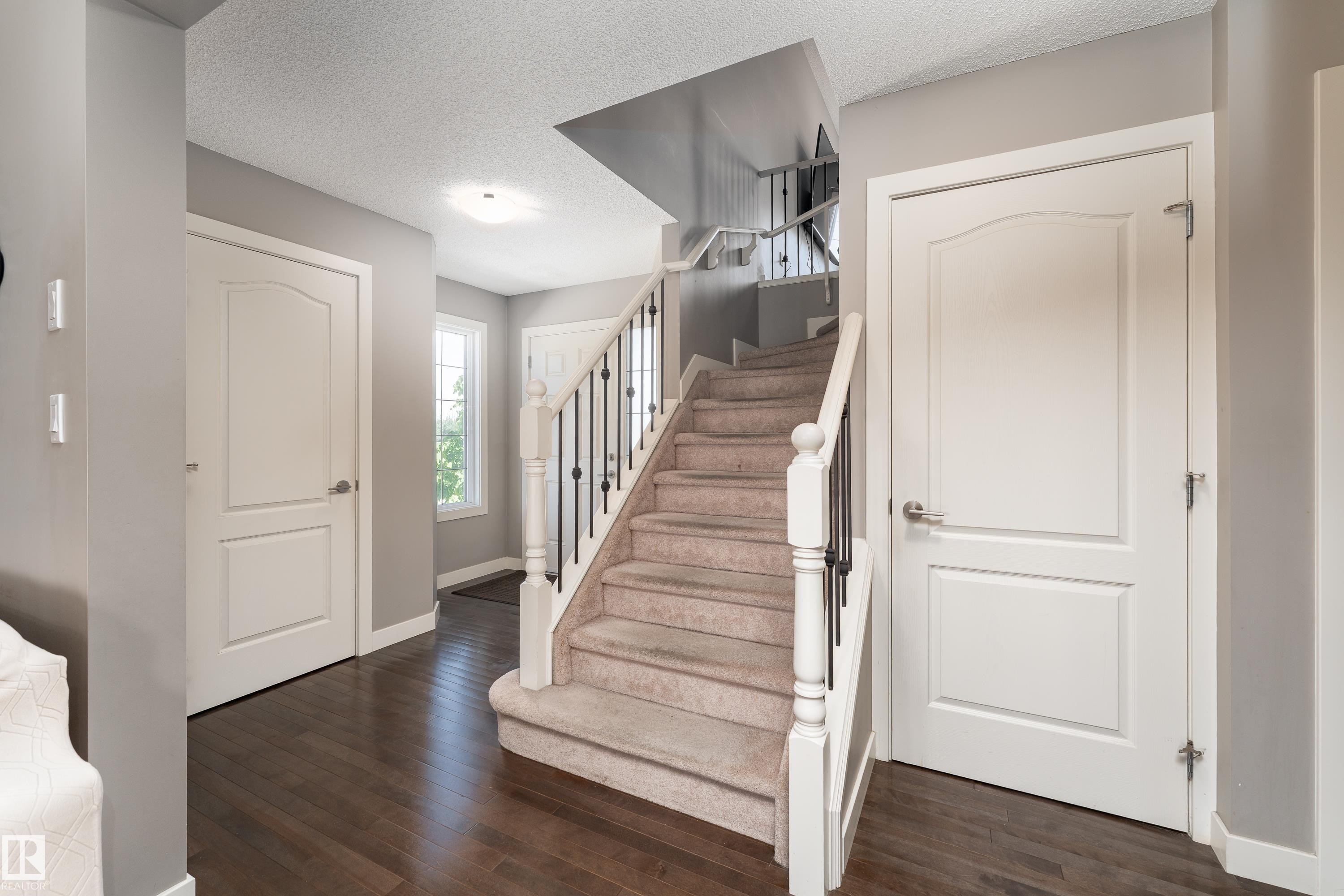 512 59 Street Sw, Edmonton, AB - Indoor Photo Showing Other Room
