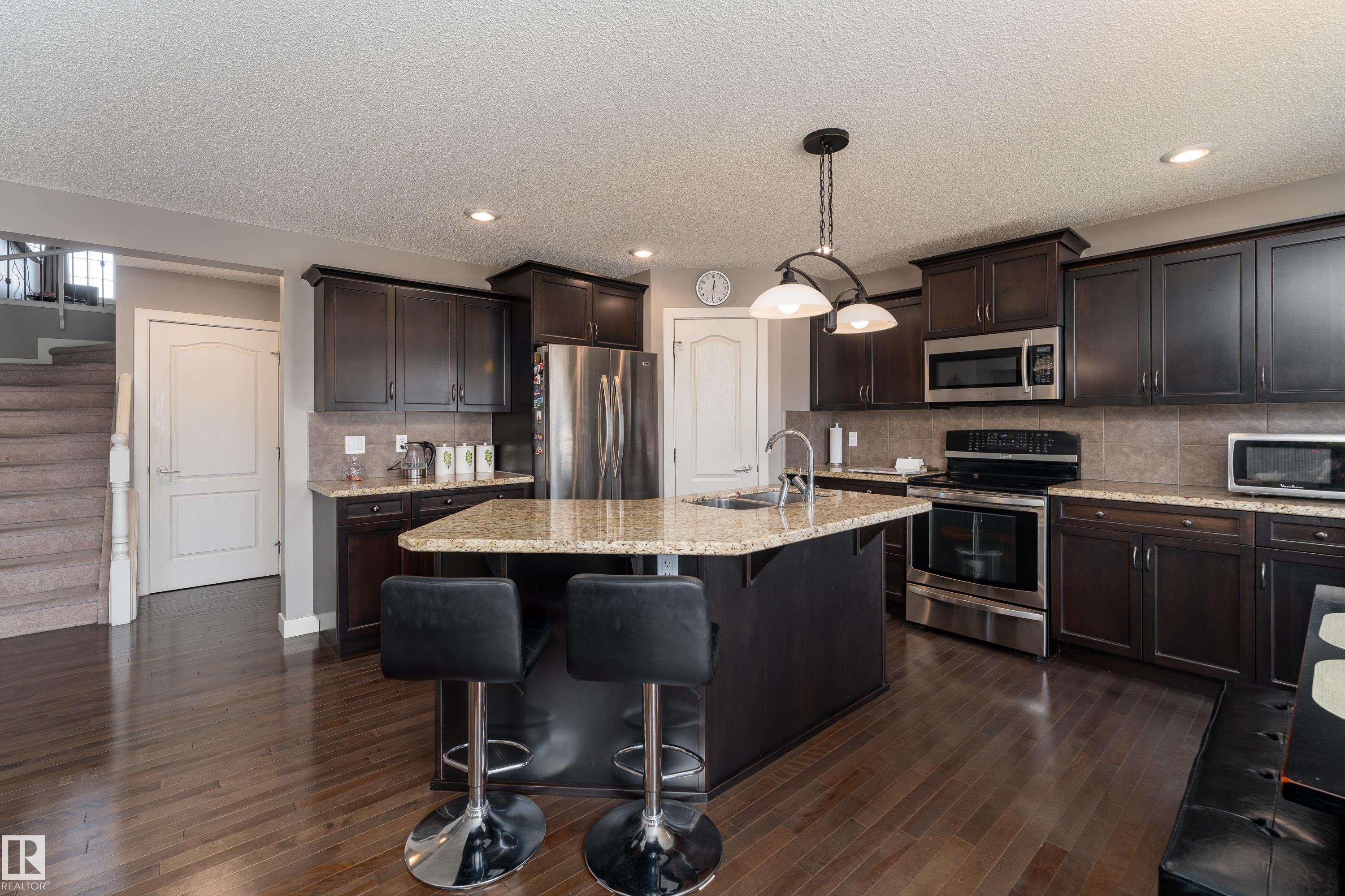 512 59 Street Sw, Edmonton, AB - Indoor Photo Showing Kitchen With Stainless Steel Kitchen With Double Sink With Upgraded Kitchen