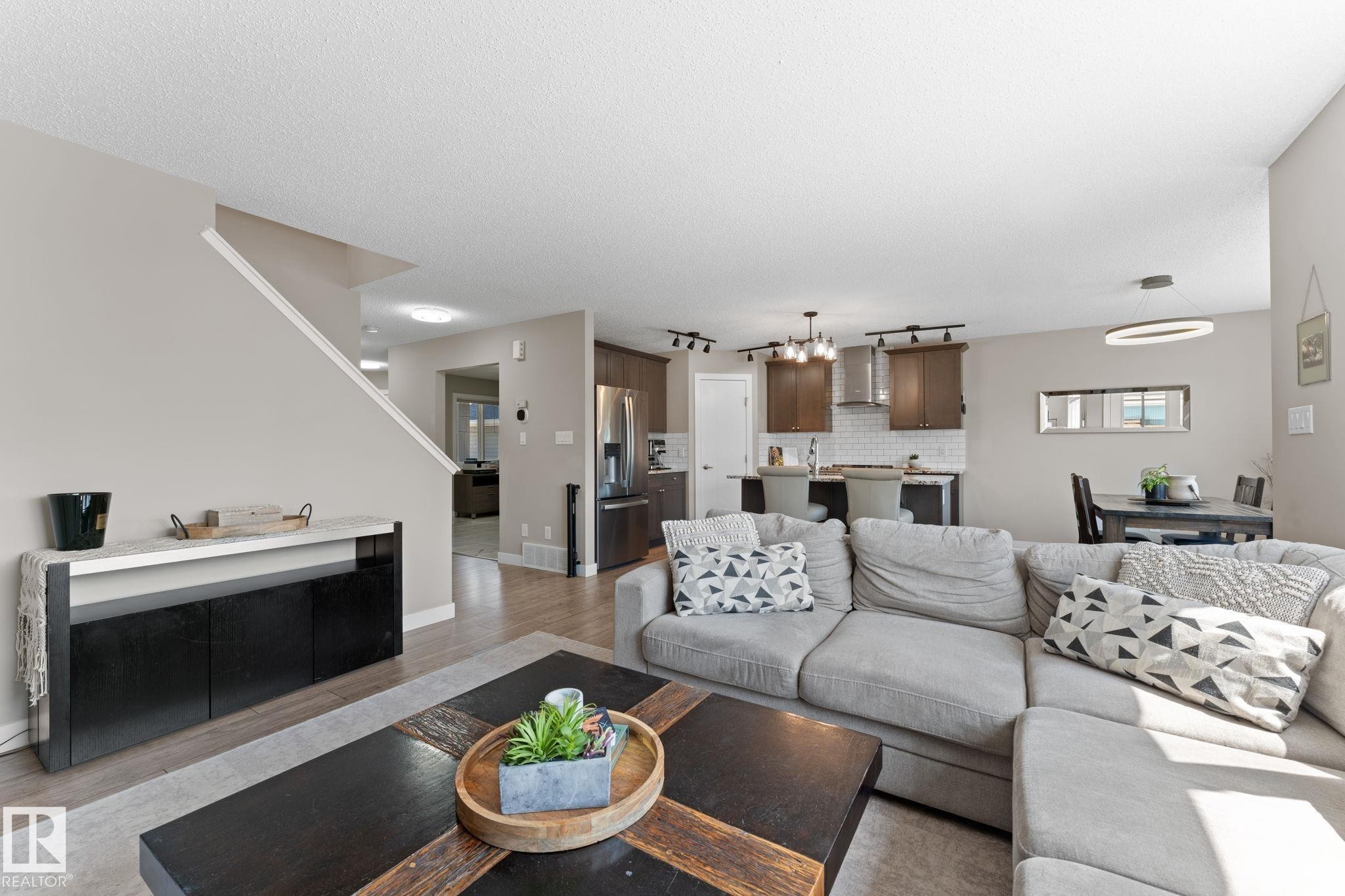 8005 Evans Crescent, Edmonton, AB