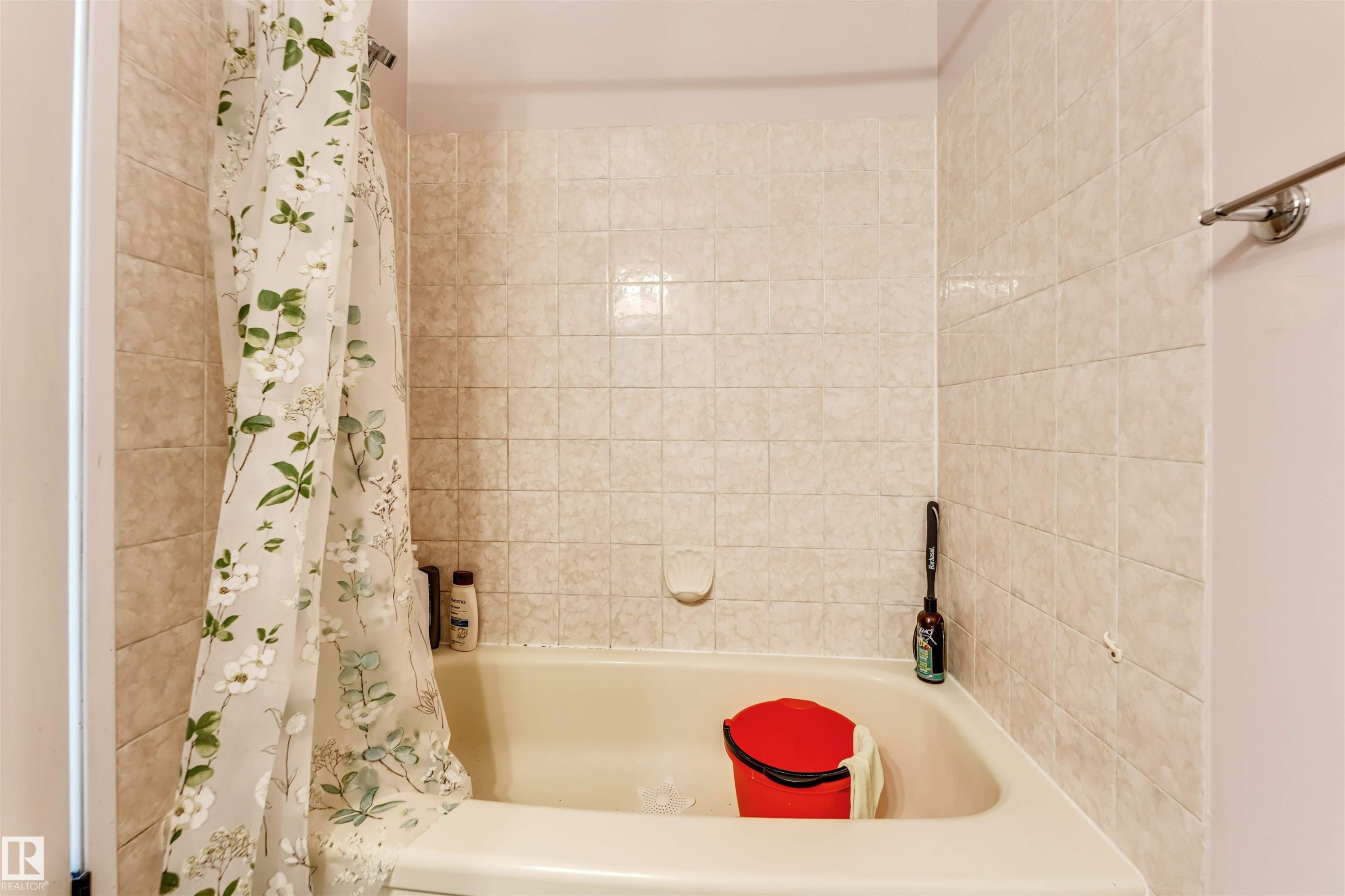 Bathtub with beige subway tile surround - 24 1651 46 Street, Edmonton, AB