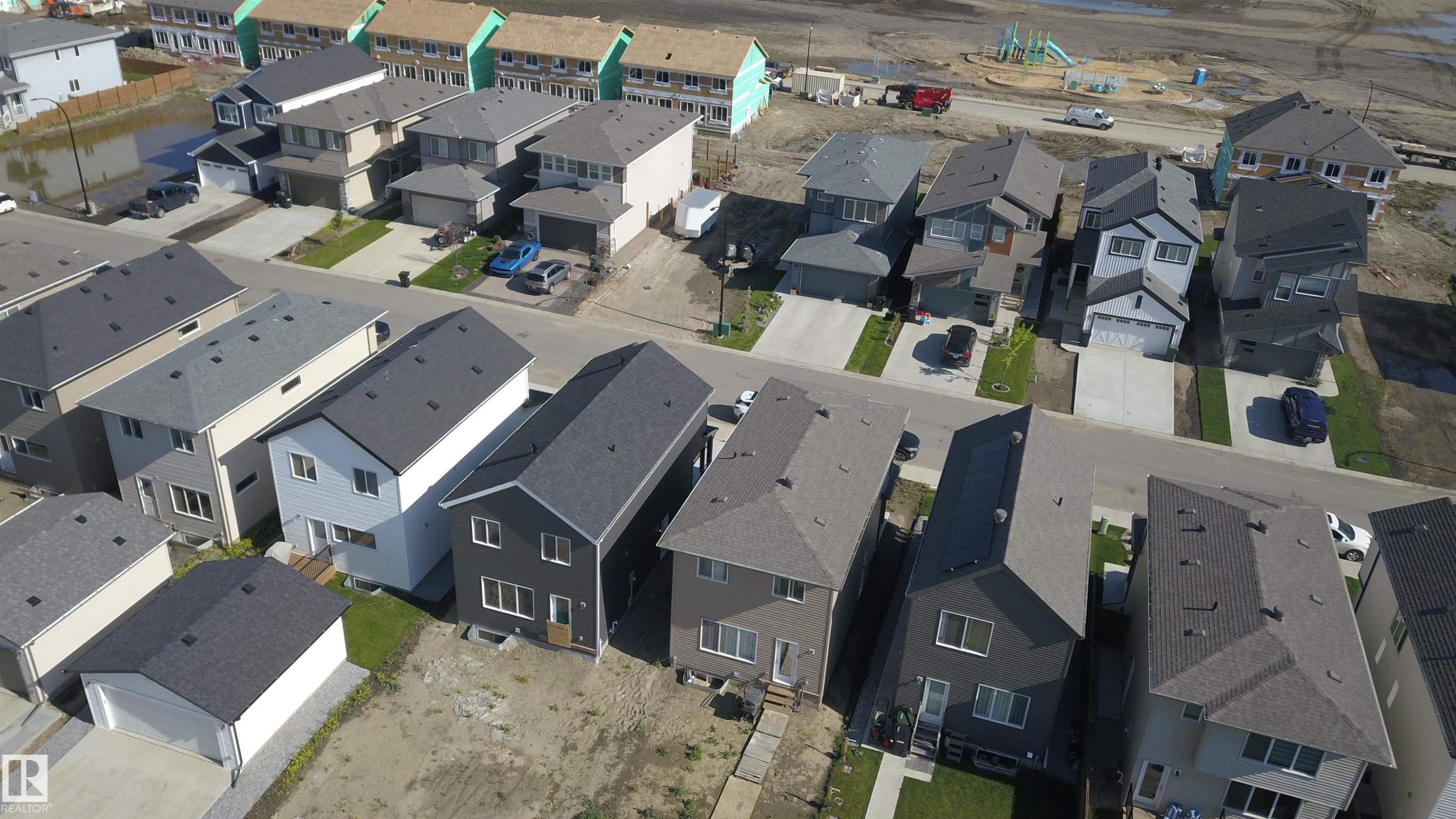 Aerial perspective showcasing a developing residential area with newly constructed homes - 33 Eton Link, Spruce Grove, AB
