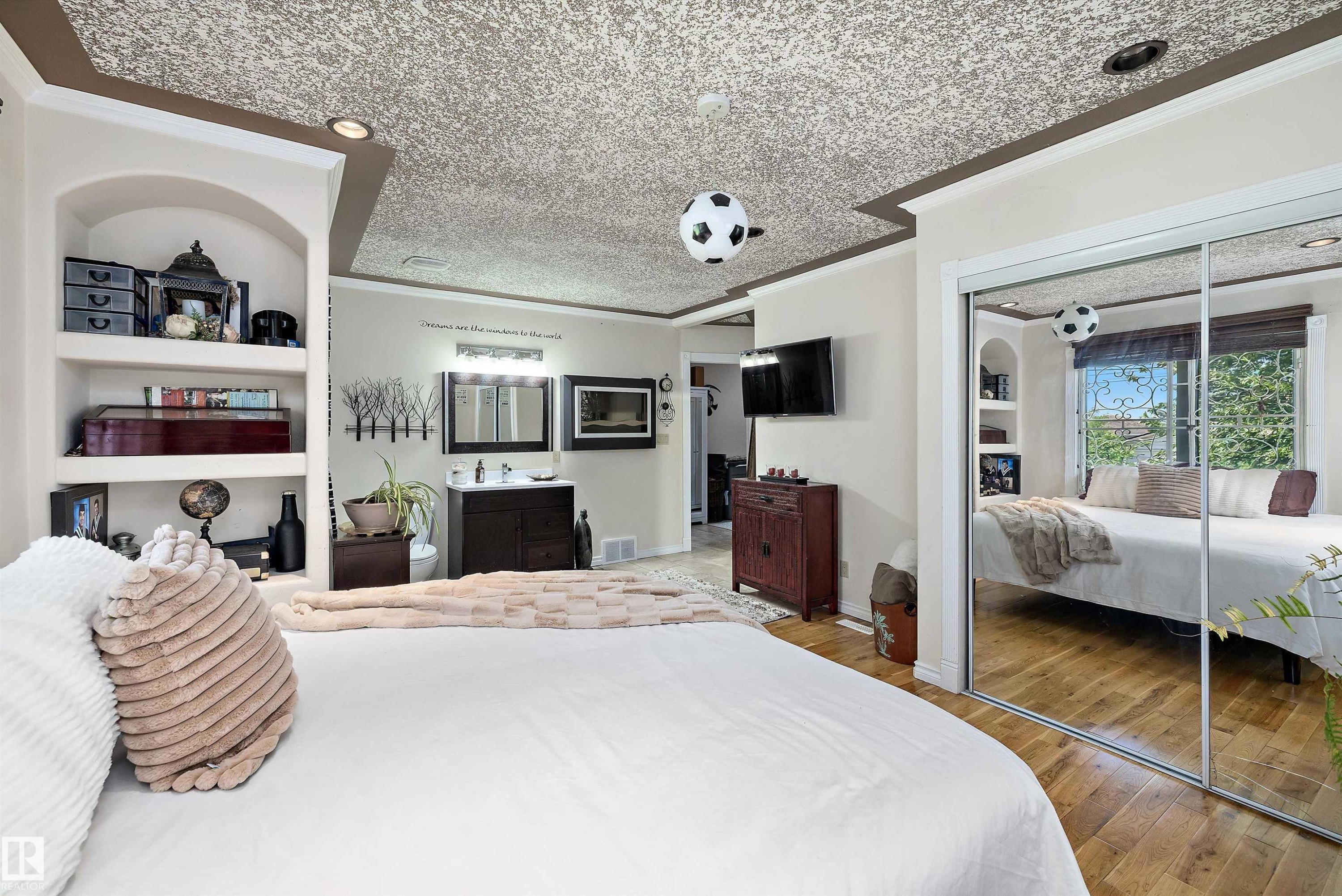 Recessed ceiling with integrated lighting and a textured finish - 11124 110A Avenue Nw, Edmonton, AB