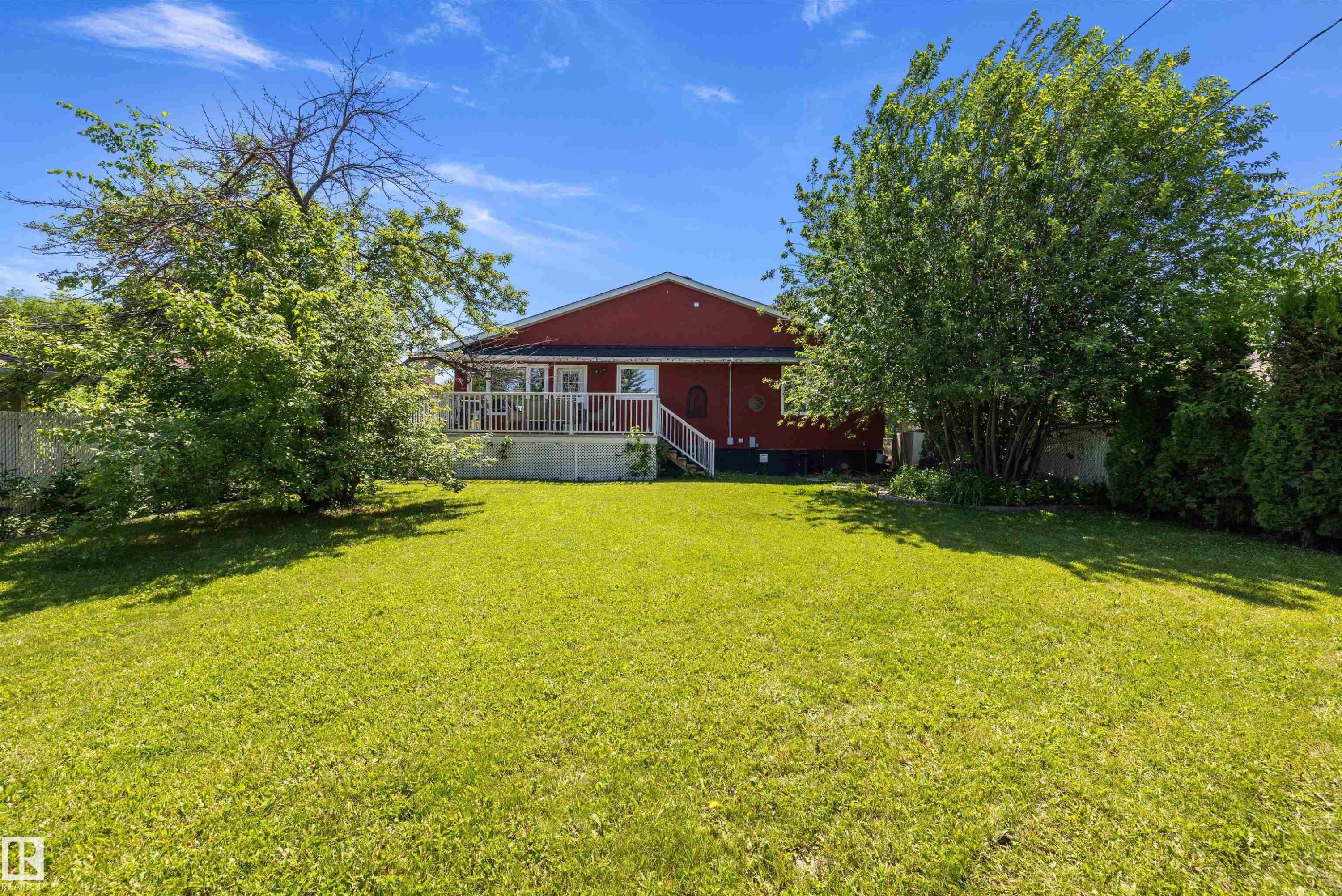 Expansive green lawn providing ample outdoor space - 11124 110A Avenue Nw, Edmonton, AB