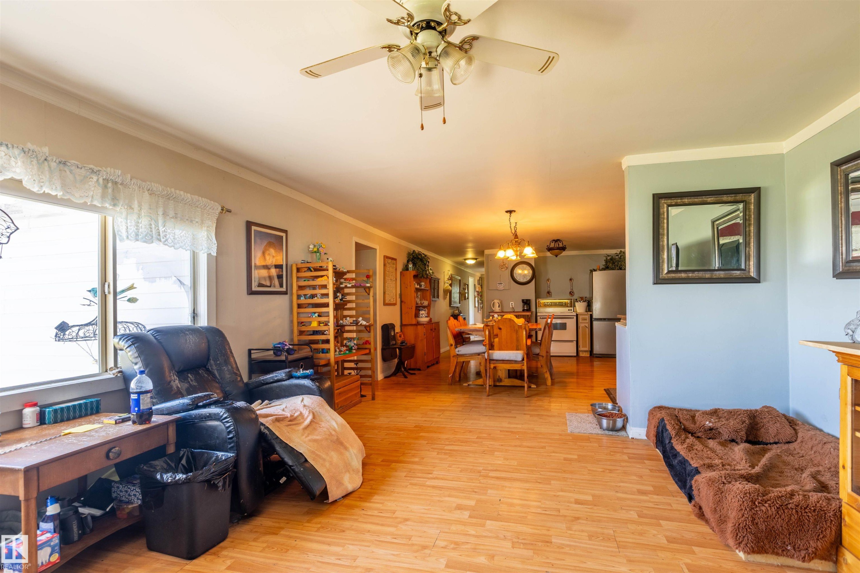 Open-concept living area with wood-finish flooring, a ceiling fan, and crown molding - 551027 Range Road 193, Rural Lamont County, AB