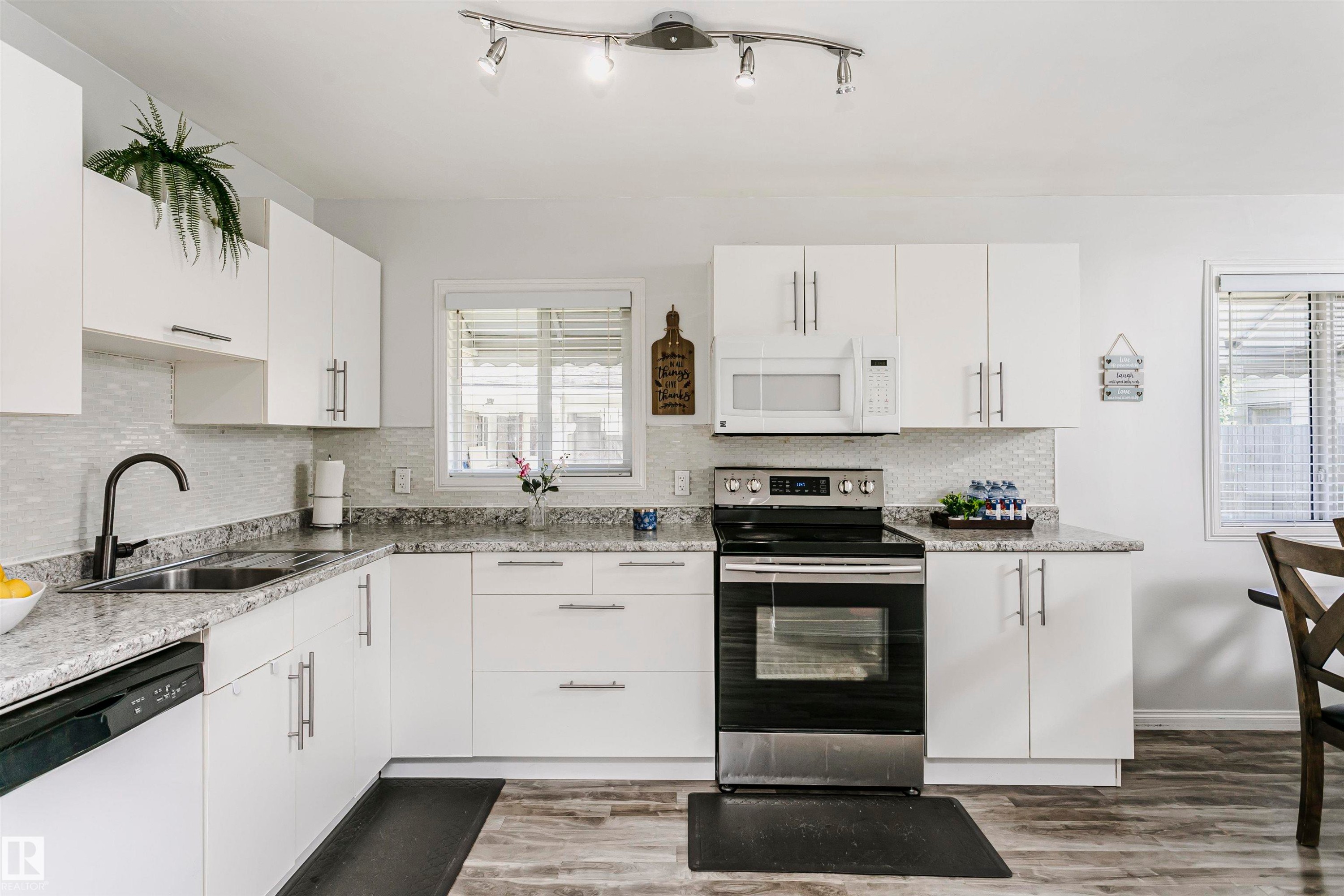 13104 128 Avenue Nw, Edmonton, AB - Indoor Photo Showing Kitchen With Upgraded Kitchen