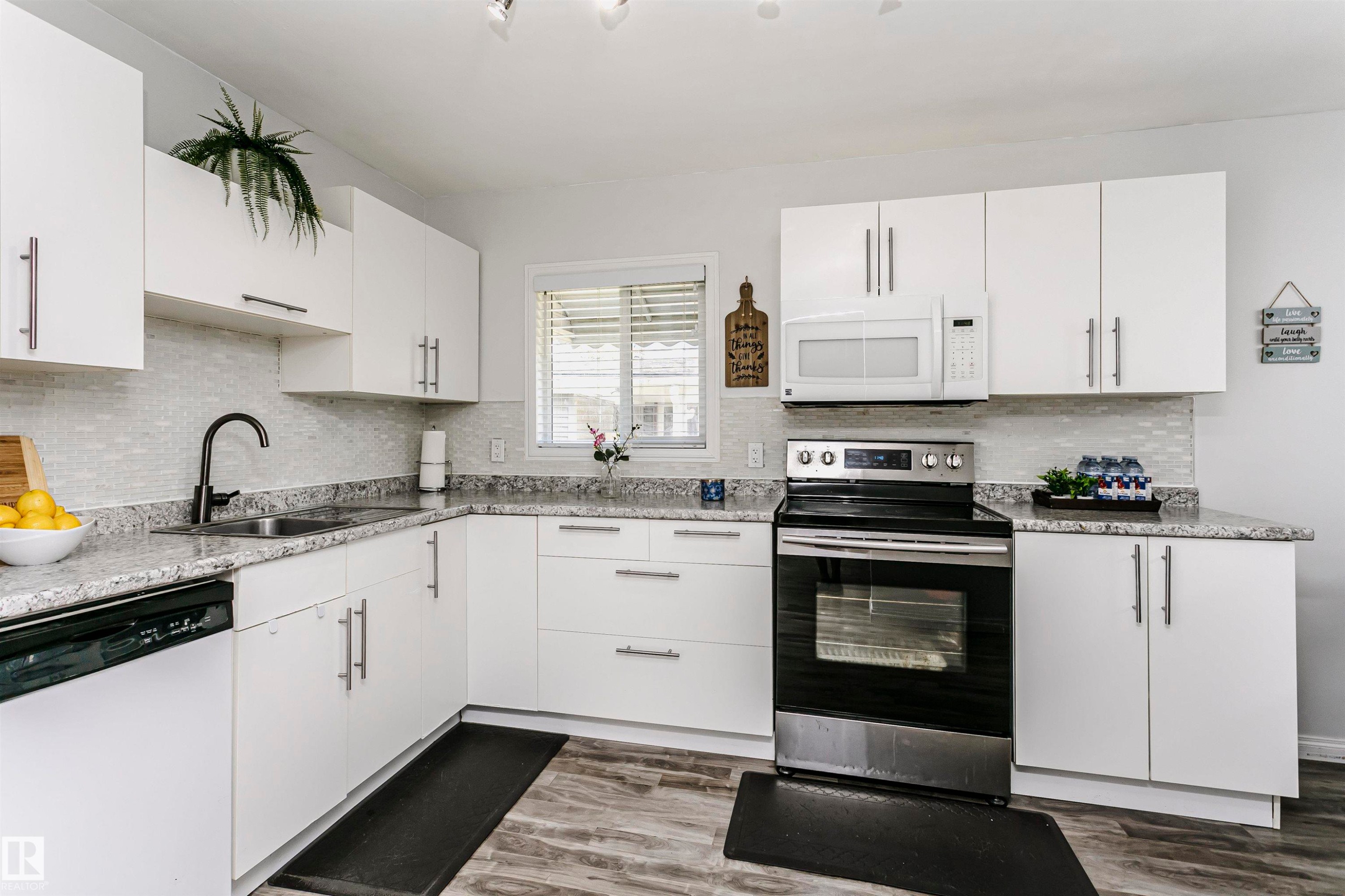 13104 128 Avenue Nw, Edmonton, AB - Indoor Photo Showing Kitchen With Upgraded Kitchen